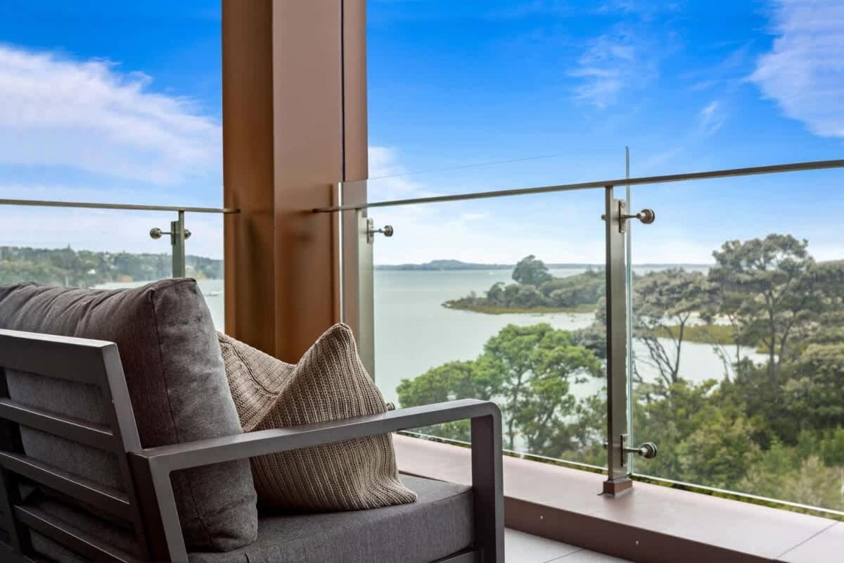 Apartment 1br With Balcony Free Parking & Close To Ferry