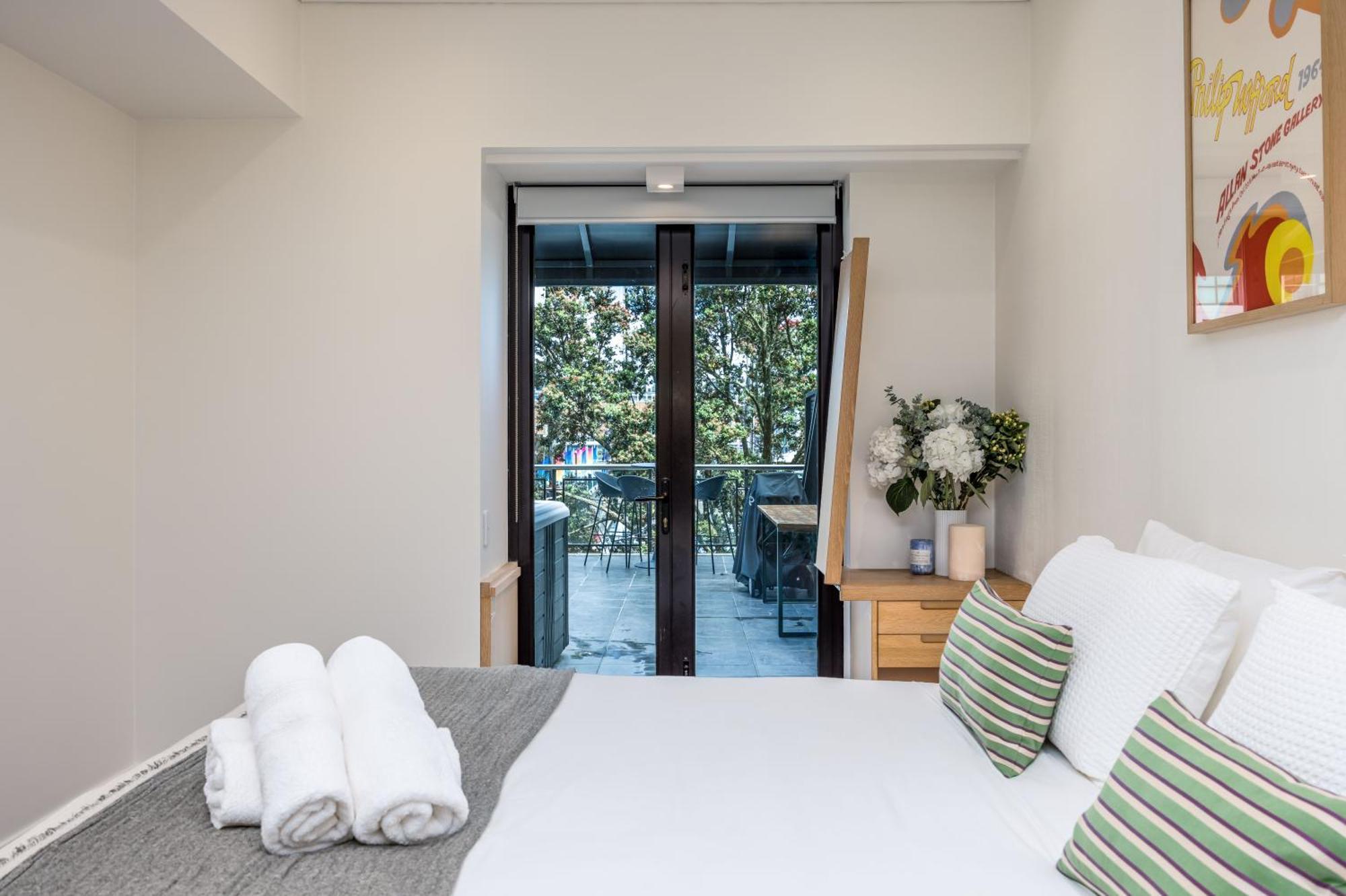 Stunning Viaduct With Harbour Views Apartment