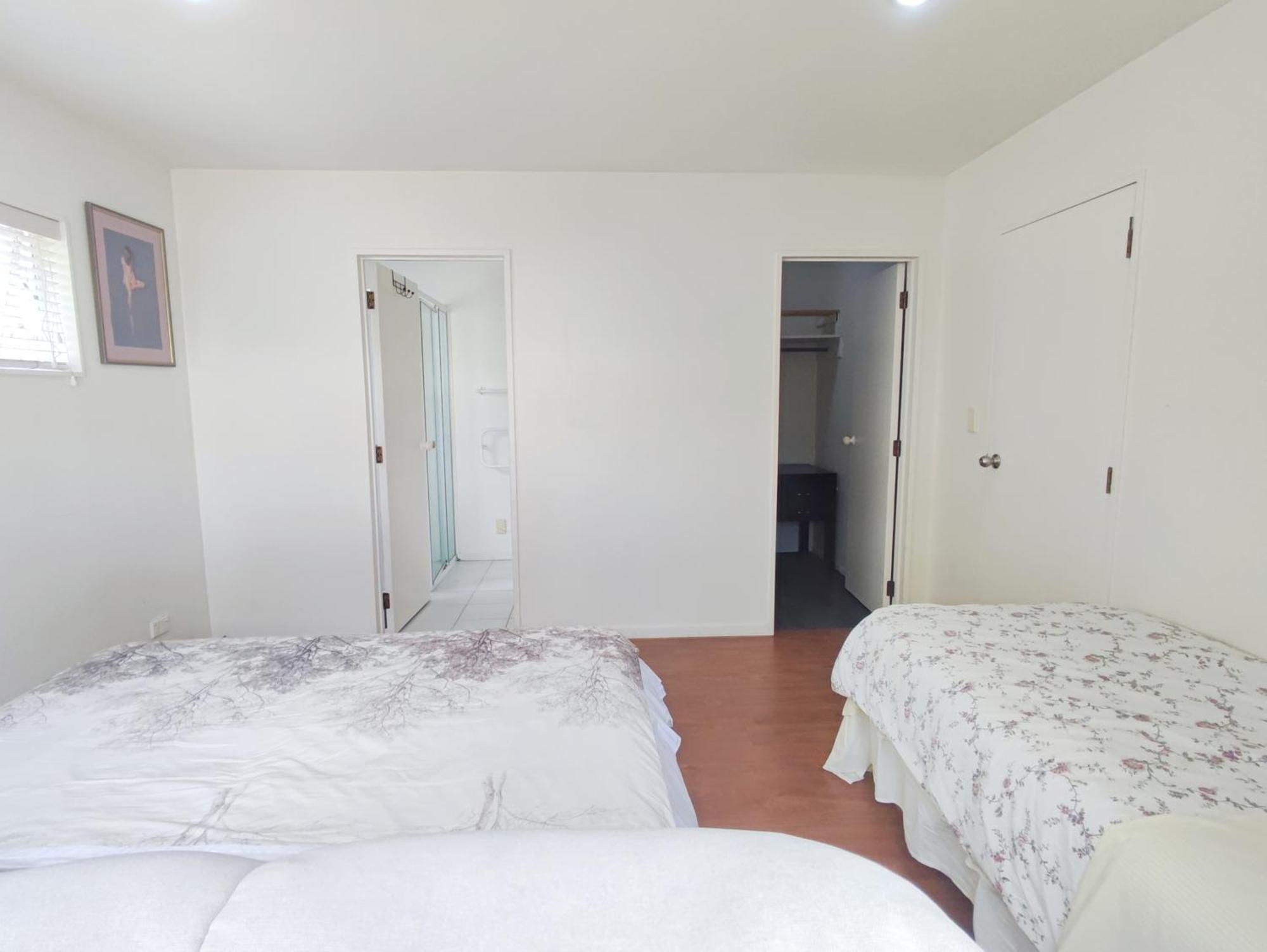 Epsom House With En-sute Homestay