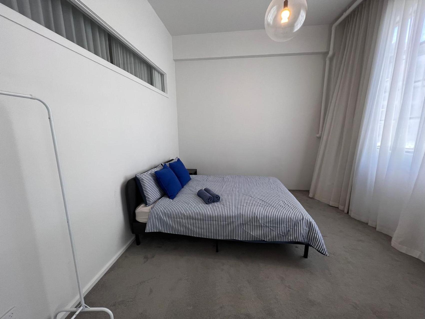 2bedroom Big Living Wifi Public Parking Nearby *