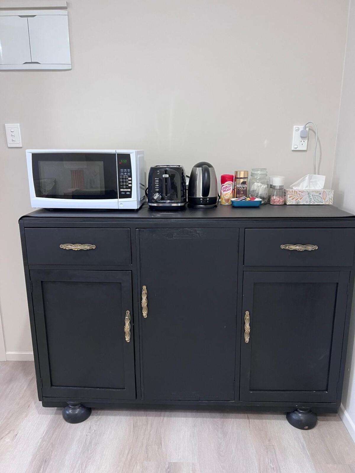 Cozy Ensuite With Amenities & Private Entrance Apartment *