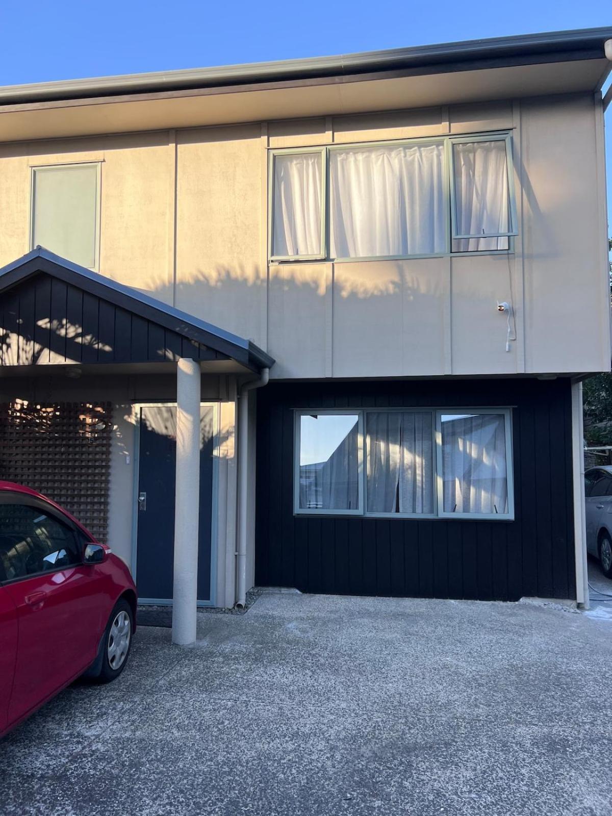Cozy Ensuite With Amenities & Private Entrance Apartment *