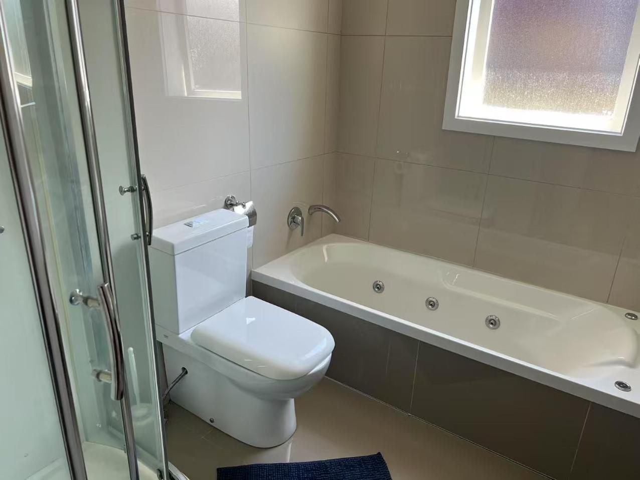 5 Bedroom House A With 13 Beds Including 6 Double Beds, 2 Single Beds, And 5 Sofa Beds * Auckland