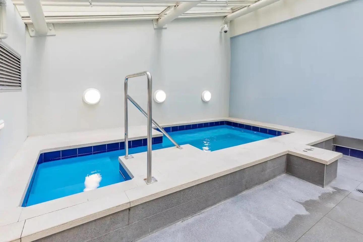 Stylish Retreat With Views In Cbd