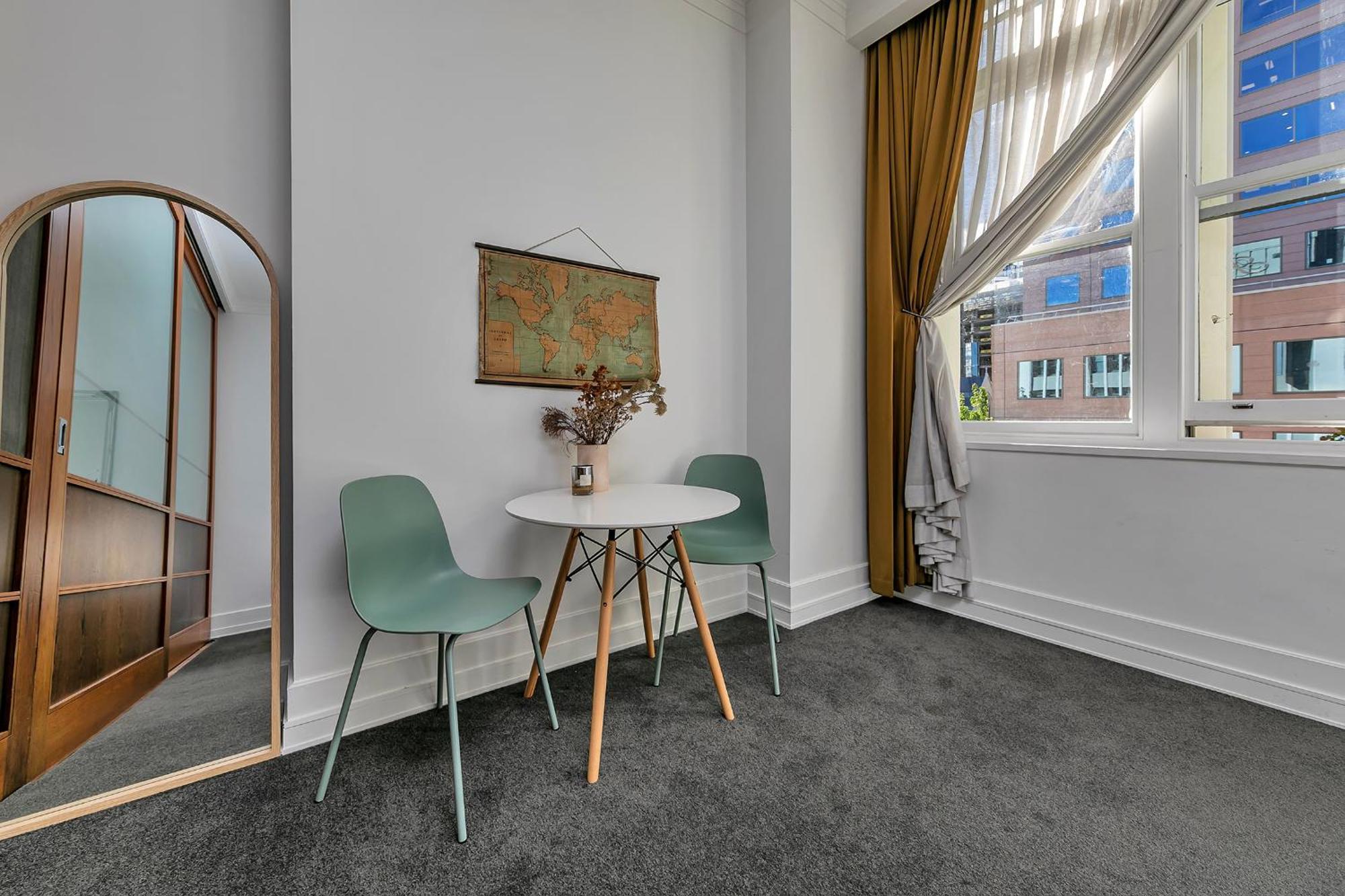 Stylish Retreat With Views In Cbd Apartment