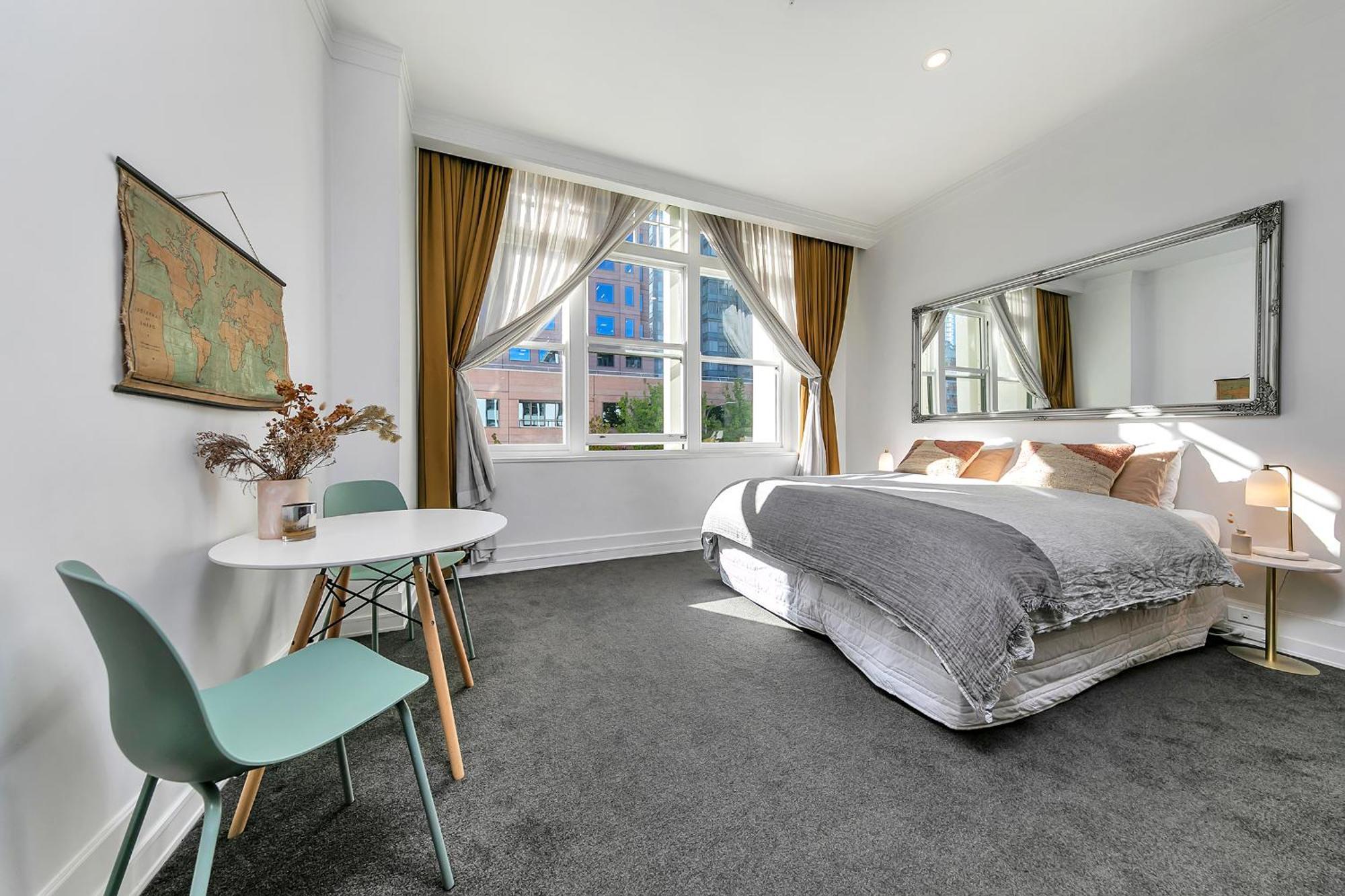 Apartment Stylish Retreat With Views In Cbd