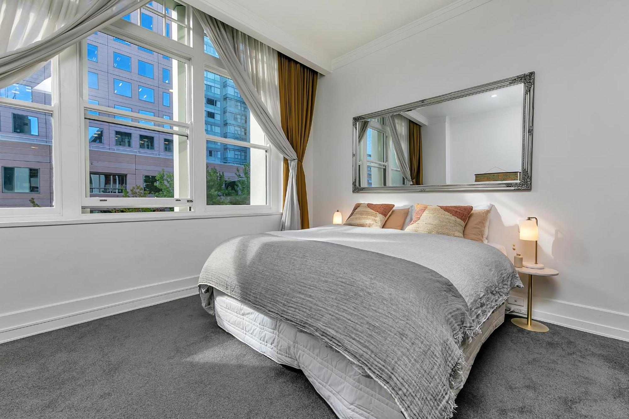 Stylish Retreat With Views In Cbd *
