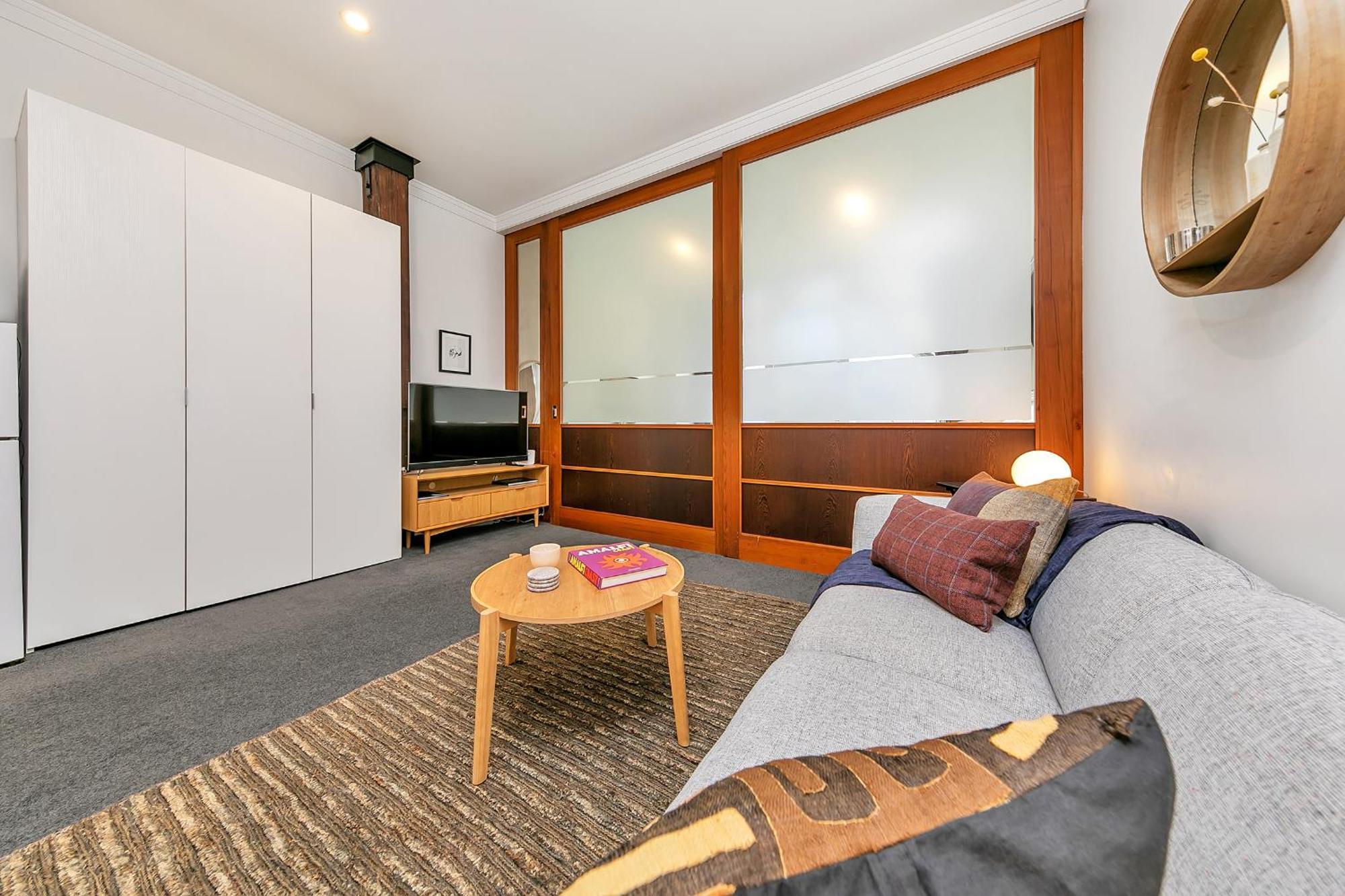 Stylish Retreat With Views In Cbd Apartment