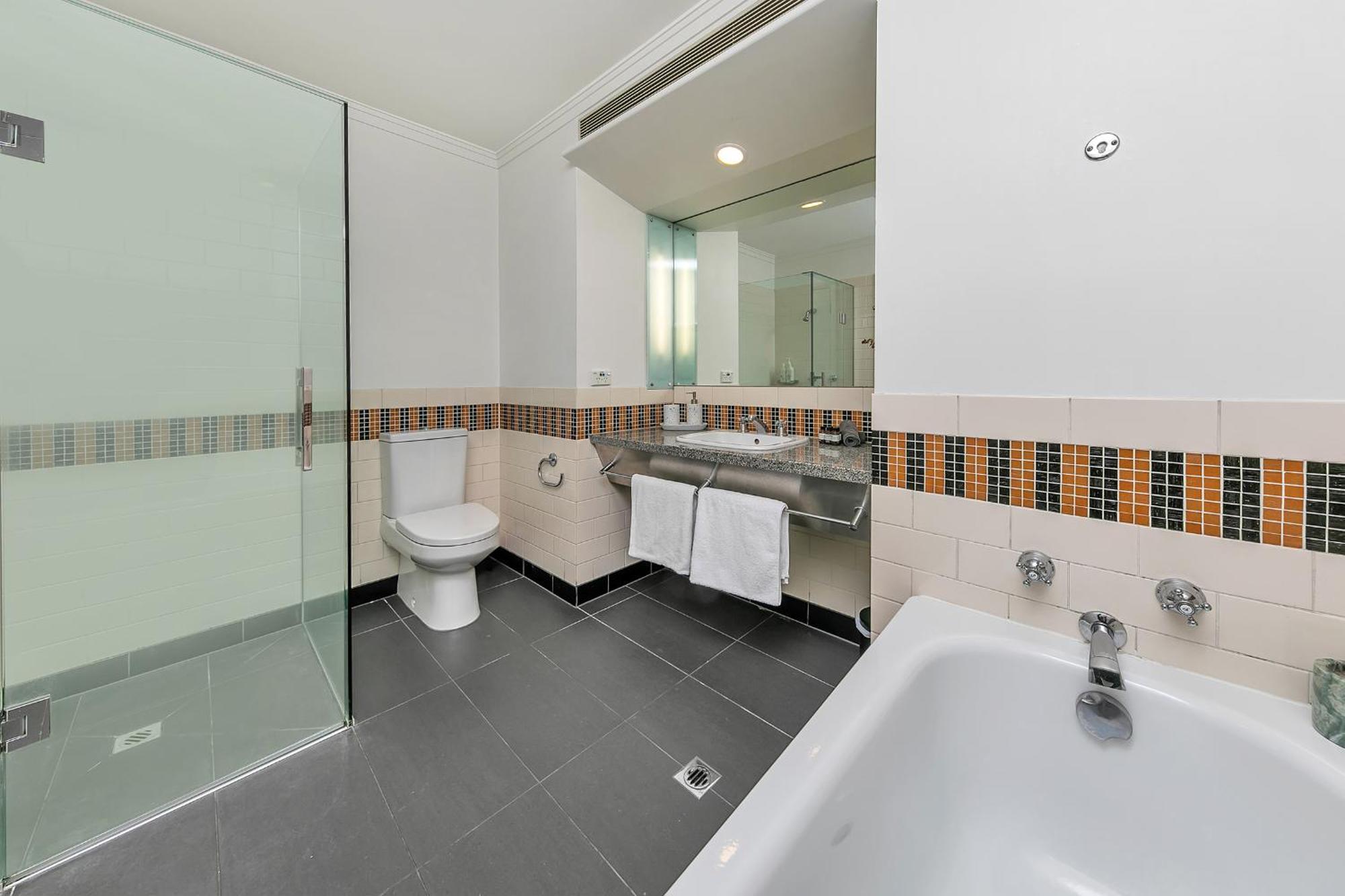 Apartment Stylish Retreat With Views In Cbd