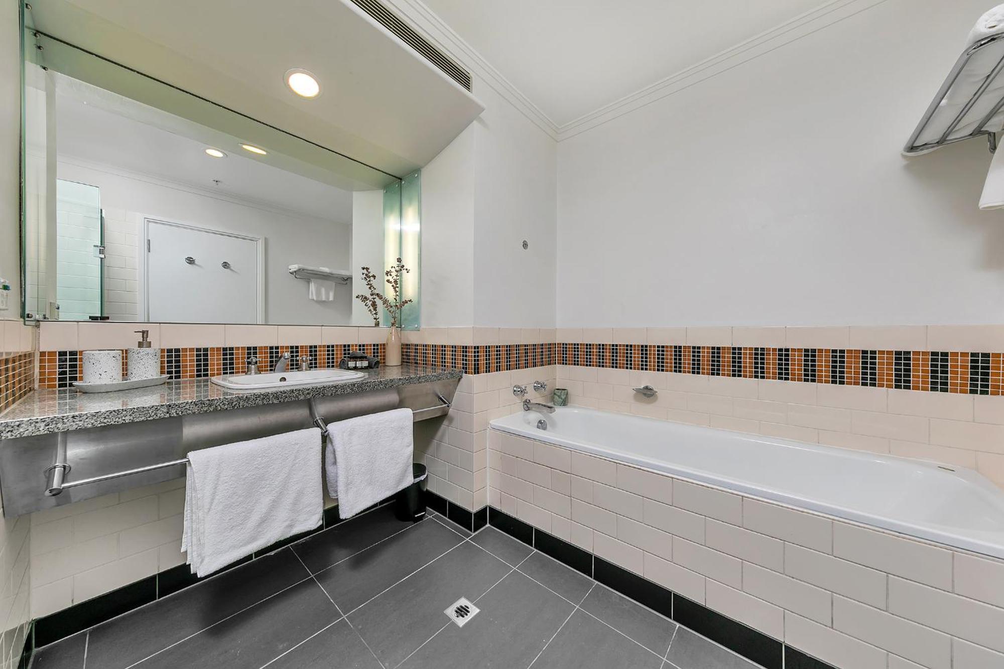 Stylish Retreat With Views In Cbd * Auckland