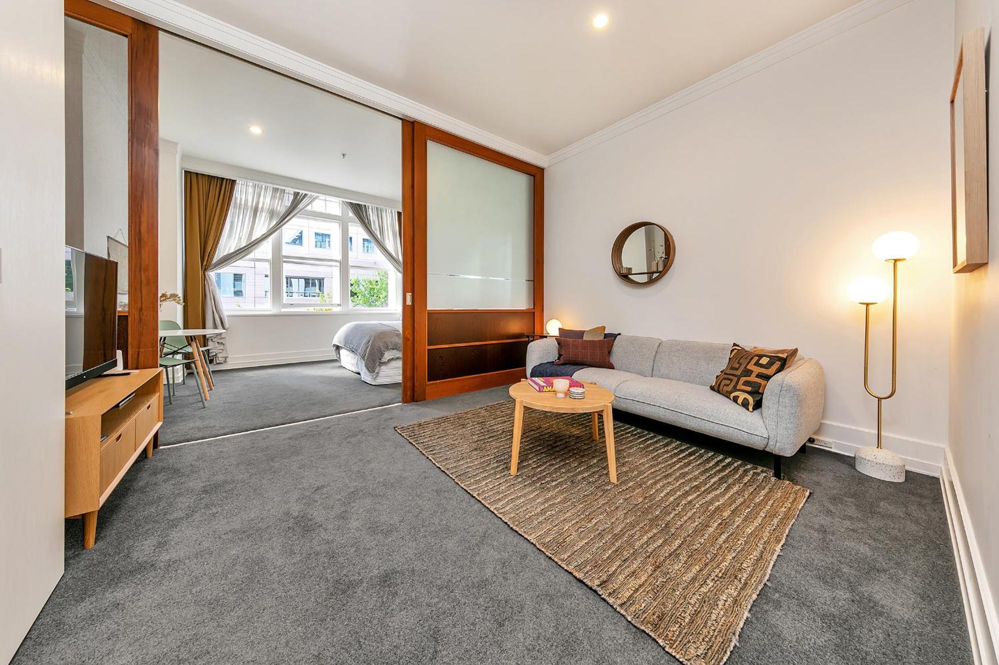 Stylish Retreat With Views In Cbd Apartment *