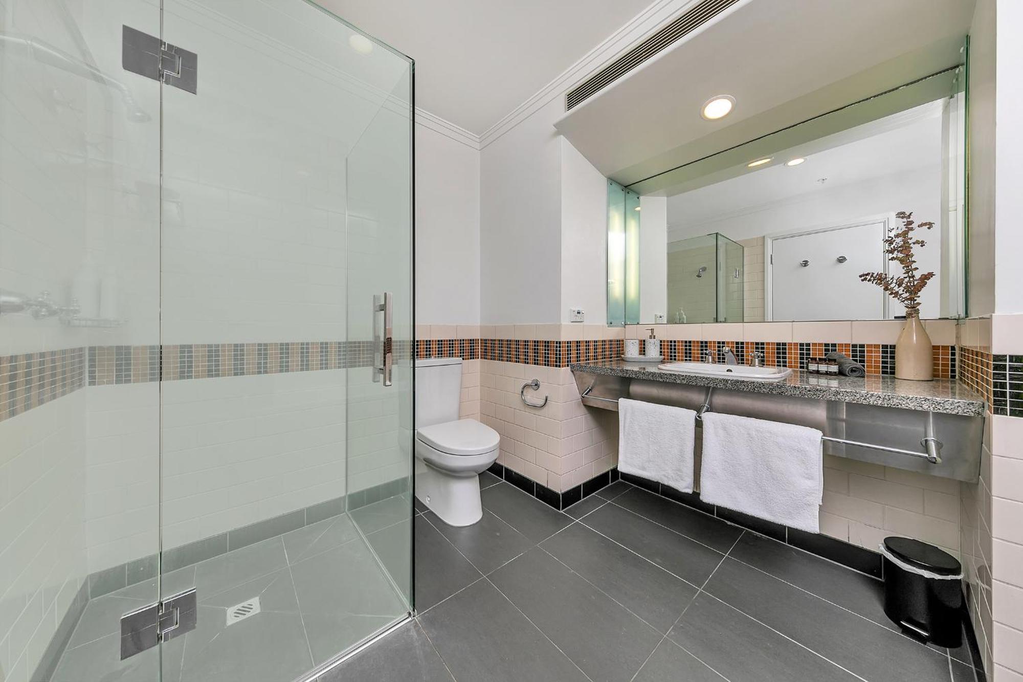 Stylish Retreat With Views In Cbd Apartment Auckland