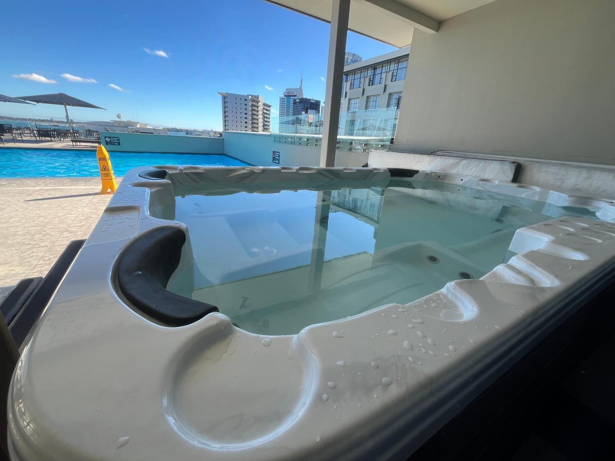 Apartment Stylish Retreat With Views In Cbd Auckland