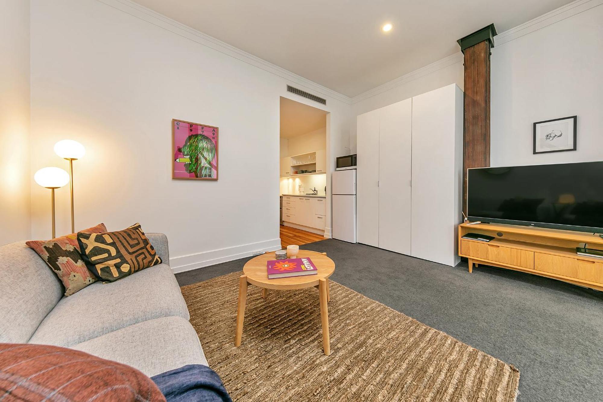 Stylish Retreat With Views In Cbd Apartment
