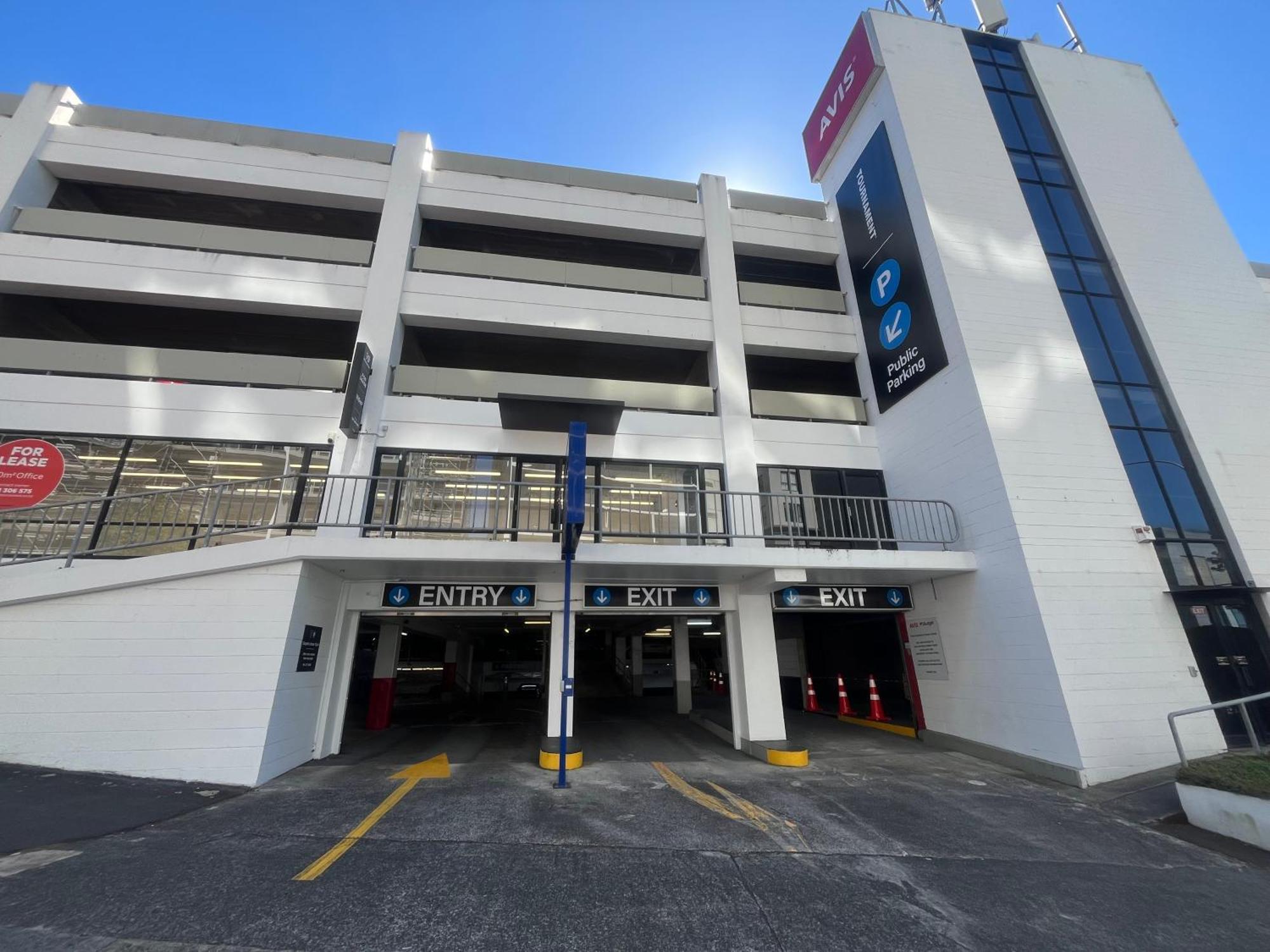 Escape With Pool, Gym & Free Parking In Cbd Apartment *