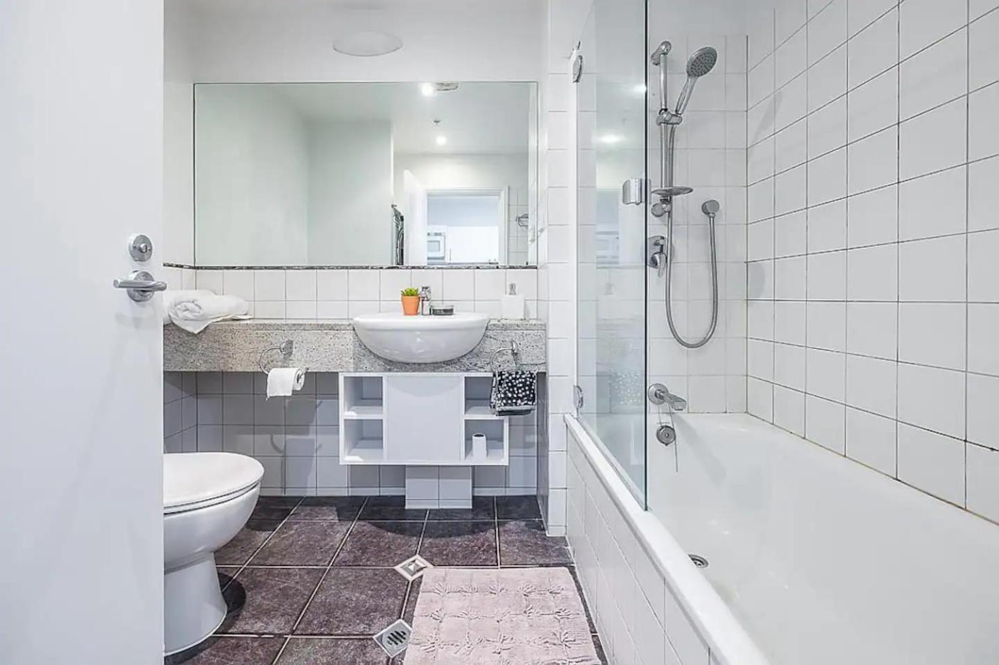 Apartment Escape With Pool, Gym & Free Parking In Cbd