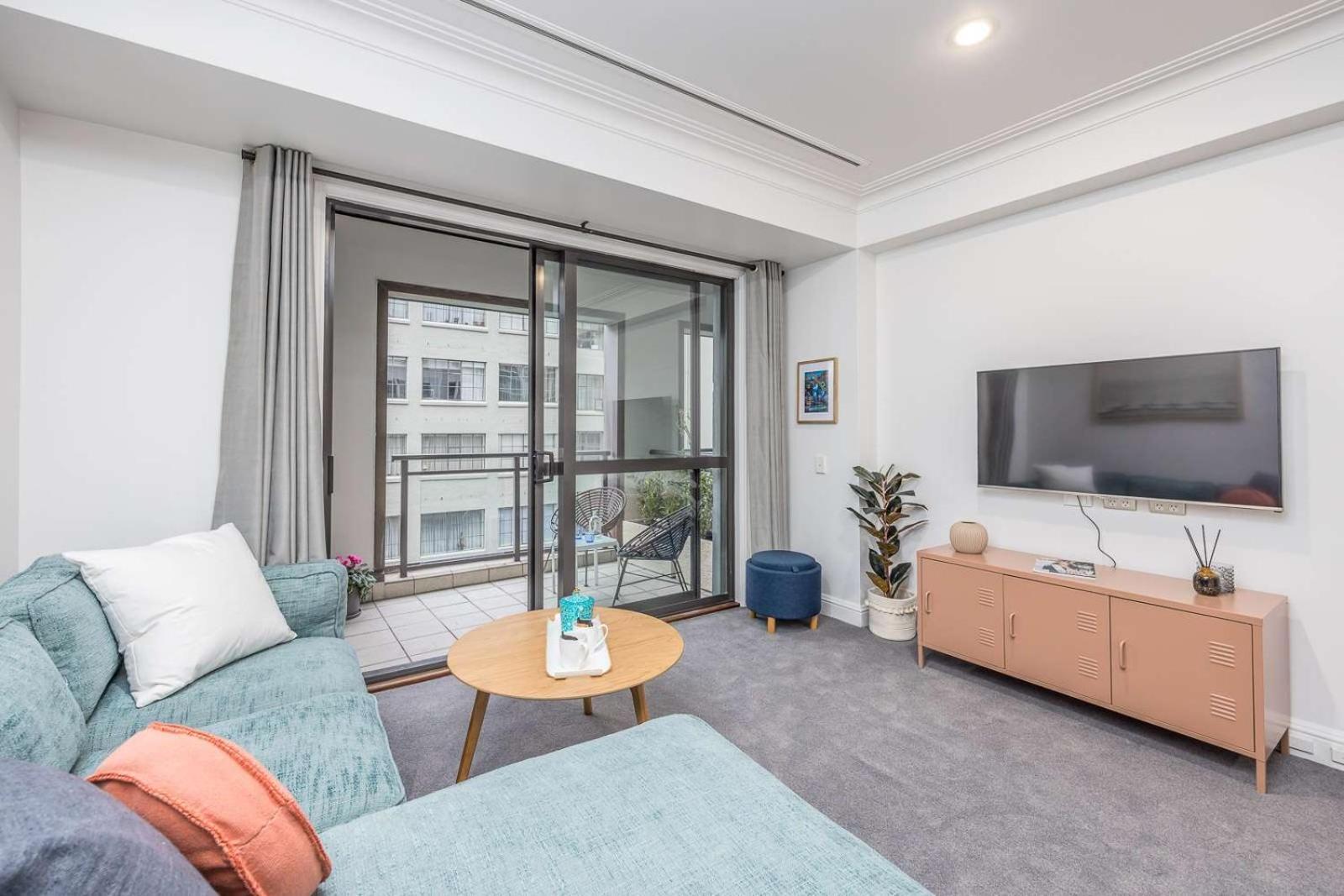 Escape With Pool, Gym & Free Parking In Cbd Apartment *
