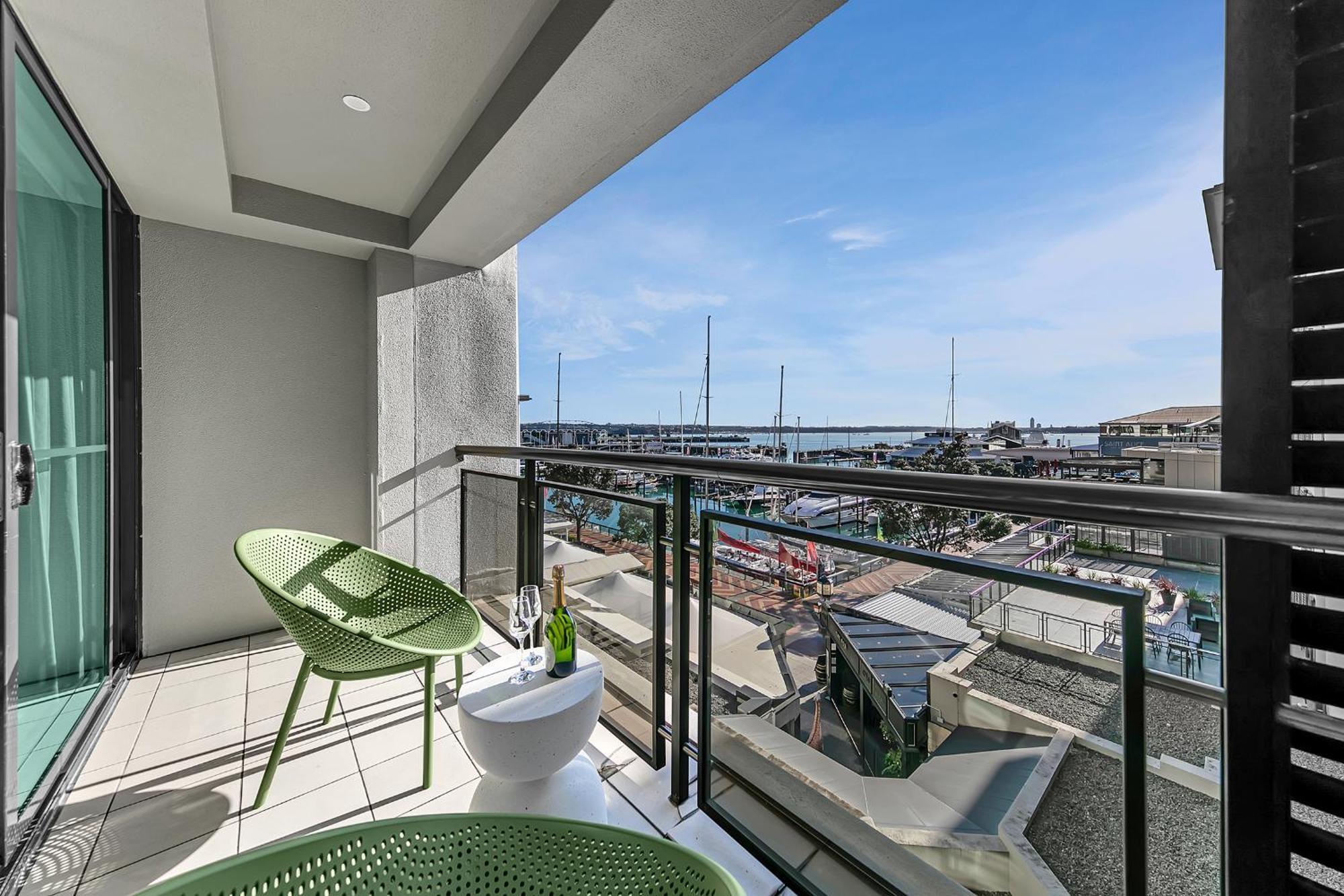 Fabulous With Stunning Ocean Views Apartment Auckland