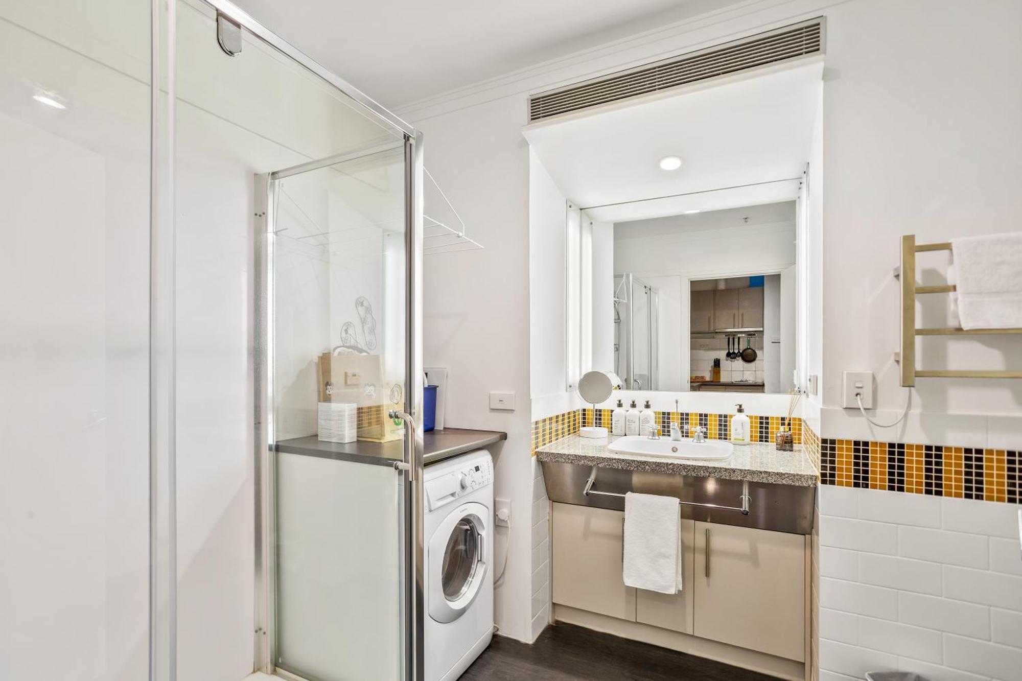 Chic In The Heritage Apartment
