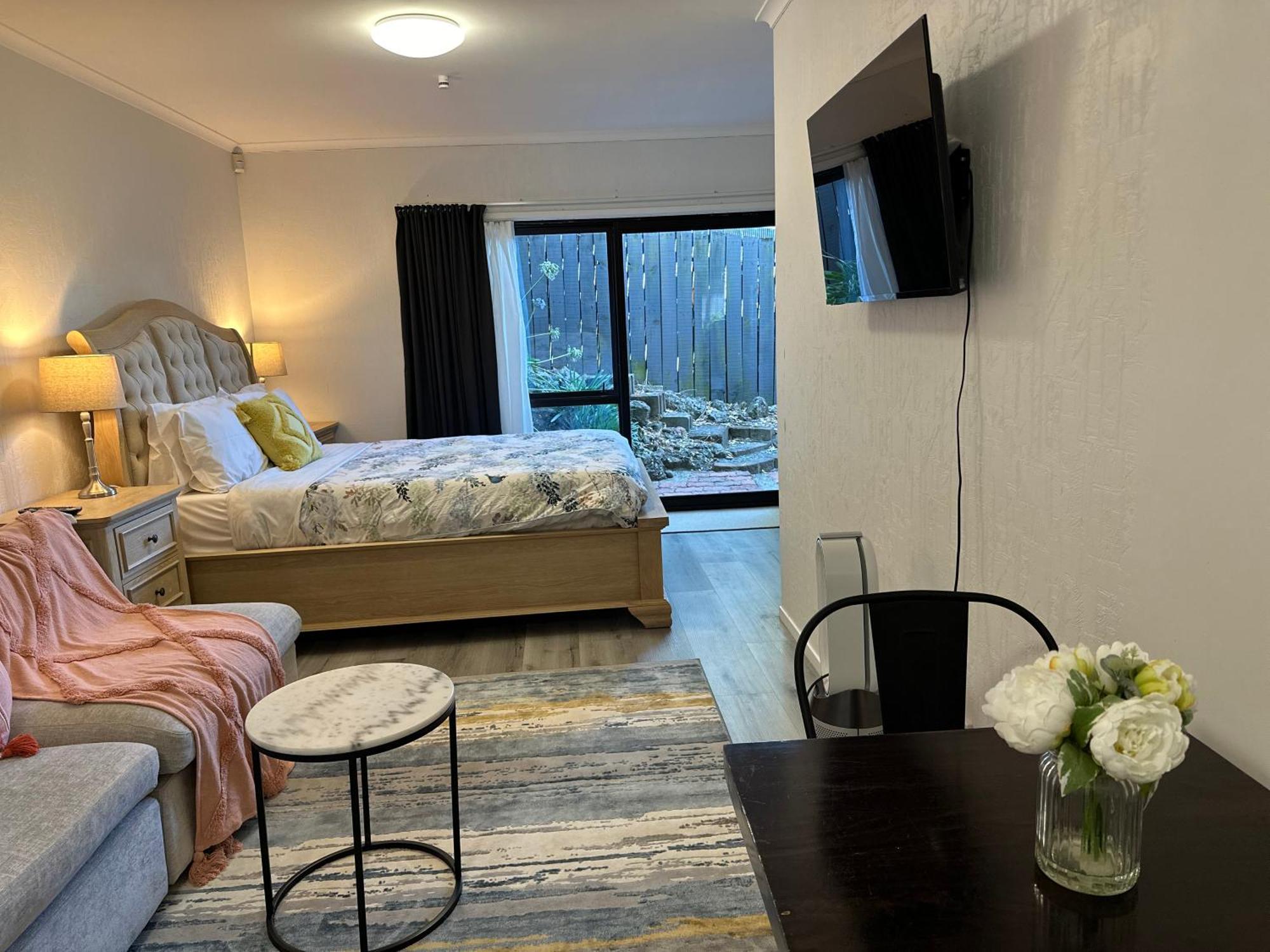 Apartment Waterfront Unit Near Airport *