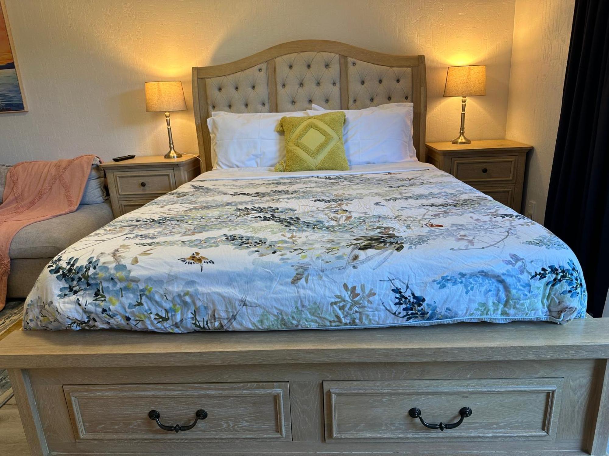 Waterfront Unit Near Airport Apartment *