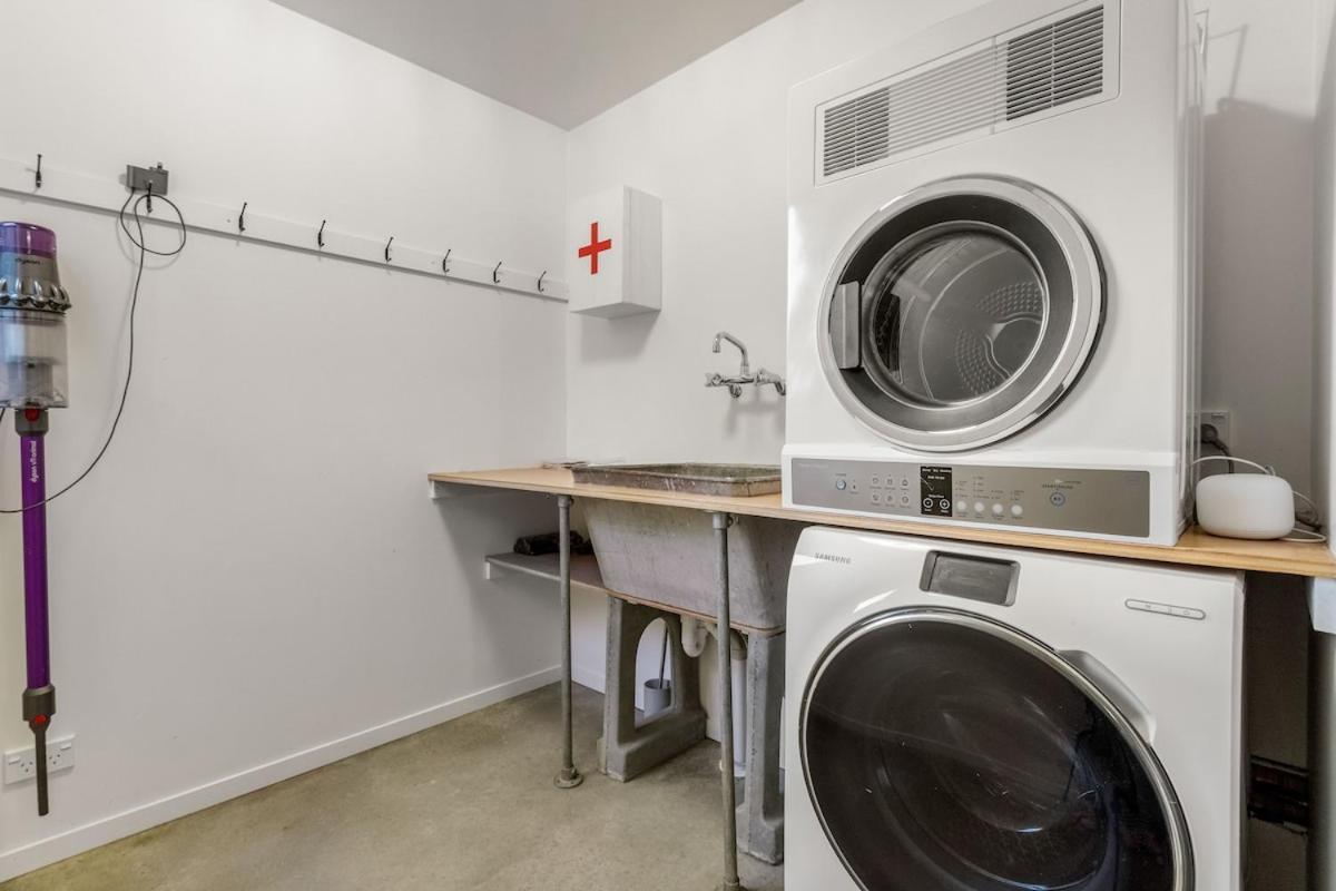 Sunny Mid Century Style 3 Bedroom 2 Ba 2 Carparks * Auckland