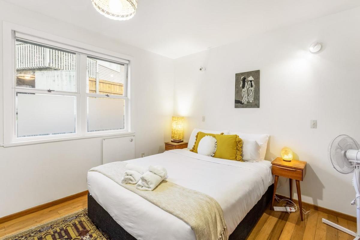 Sunny Mid Century Style 3 Bedroom 2 Ba 2 Carparks