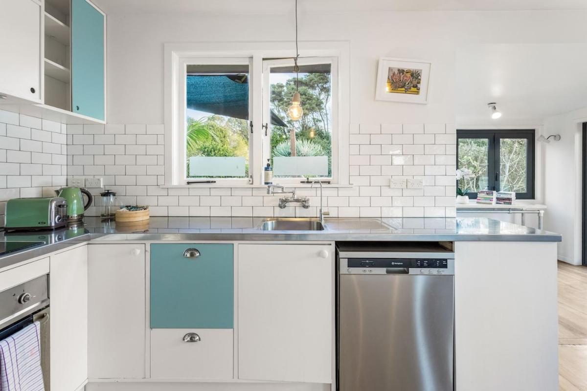 Sunny Mid Century Style 3 Bedroom 2 Ba 2 Carparks Auckland