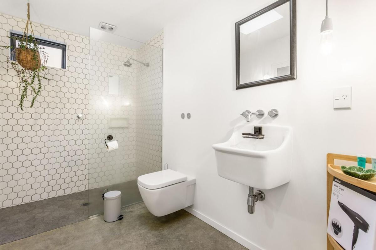 Holiday home Sunny Mid Century Style 3 Bedroom 2 Ba 2 Carparks Auckland