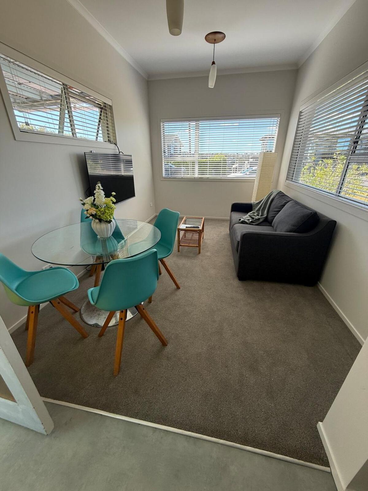 Apartment Coastal Comfort, Close To & Eateries Auckland