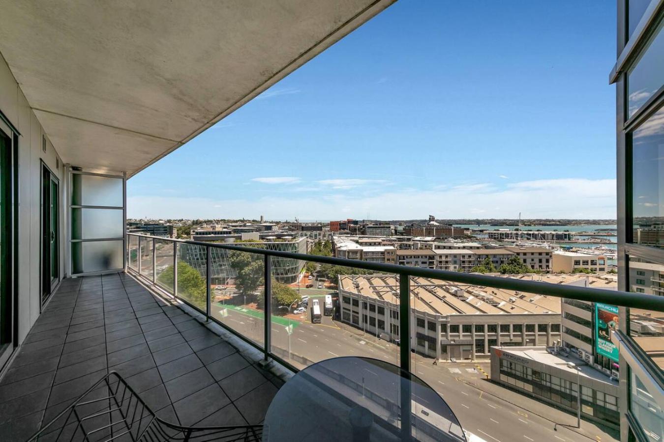 Stunner Harbour Views And Carpark
