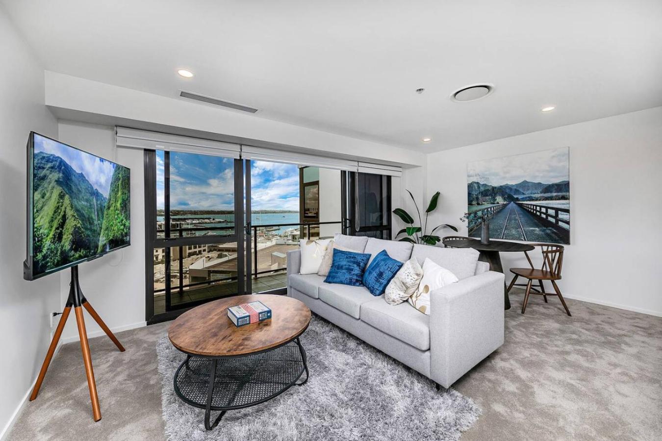 Stunner Harbour Views And Carpark Auckland