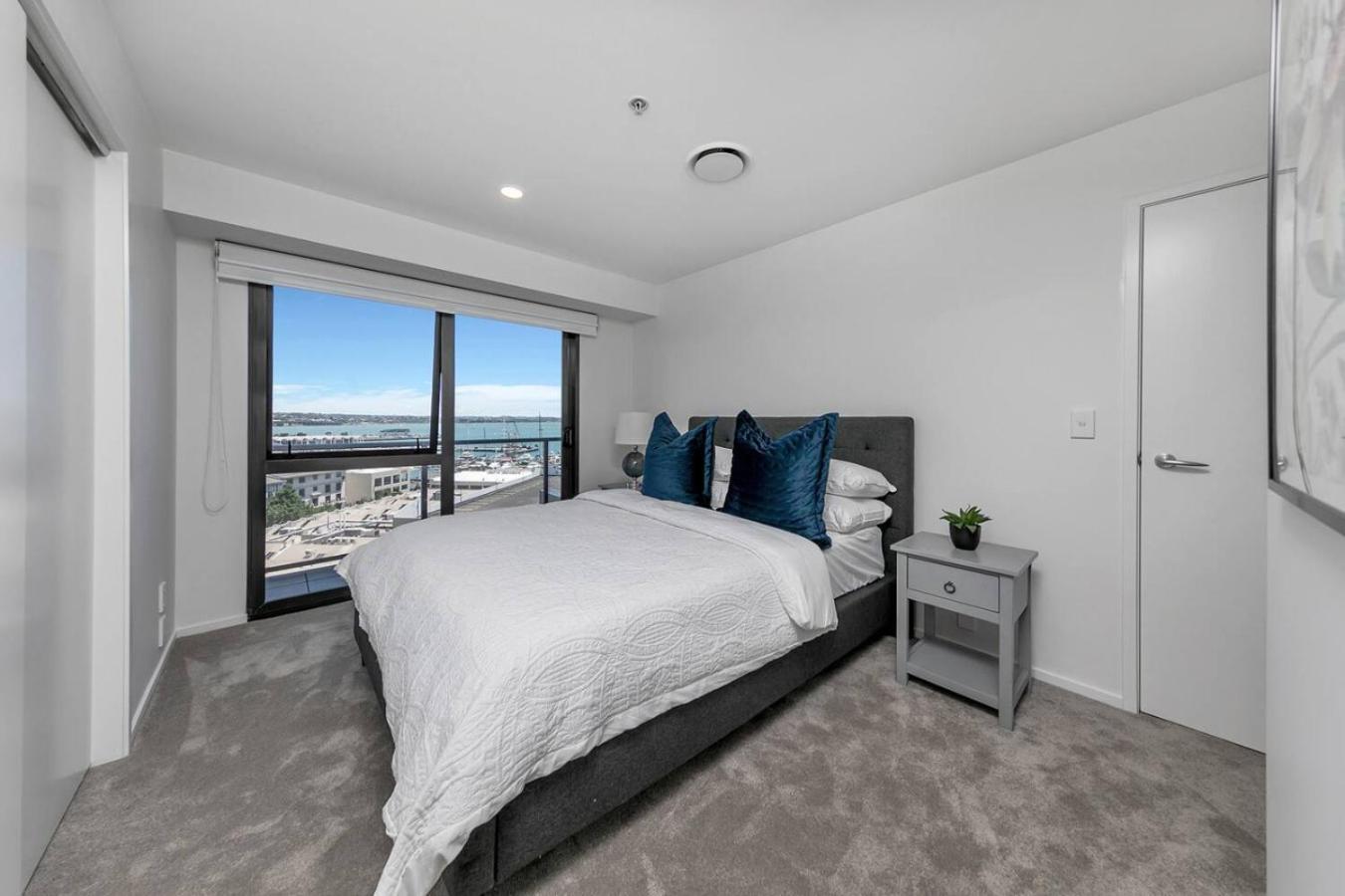 Stunner Harbour Views And Carpark