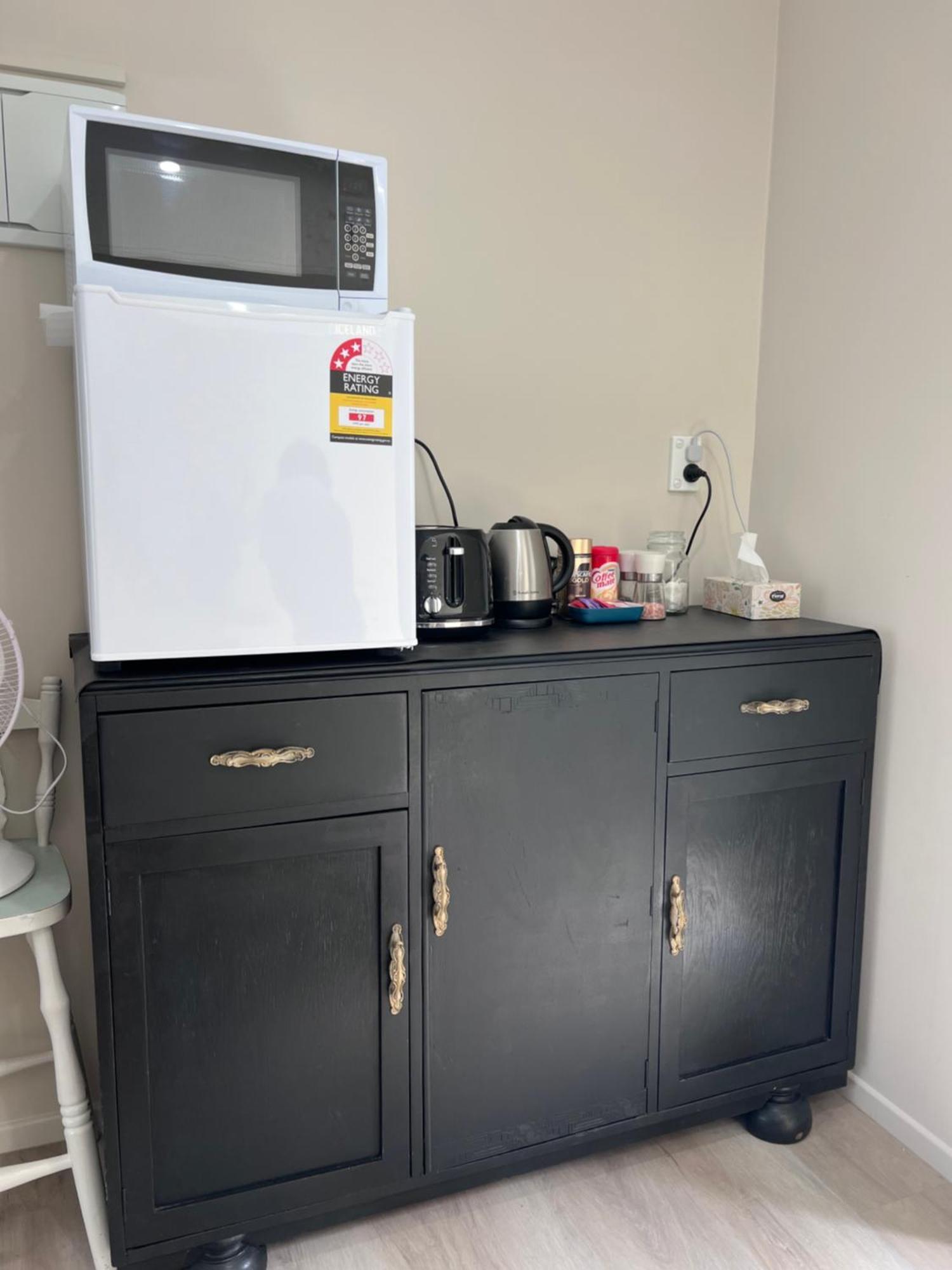 Cozy Ensuite With Amenities & Private Entrance Apartment