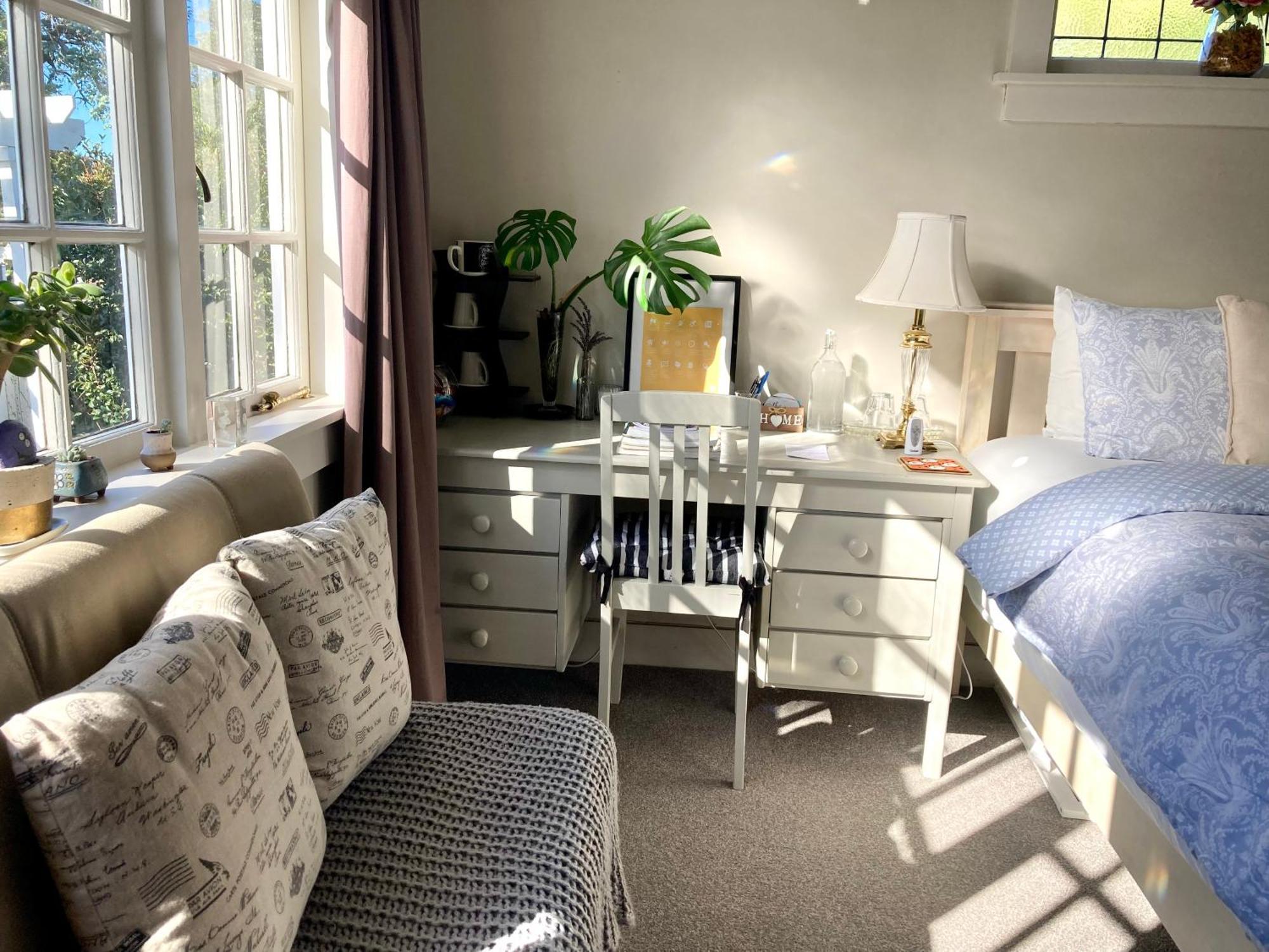 Homestay Spacious And Sunny Master Bedroom In A Auckland