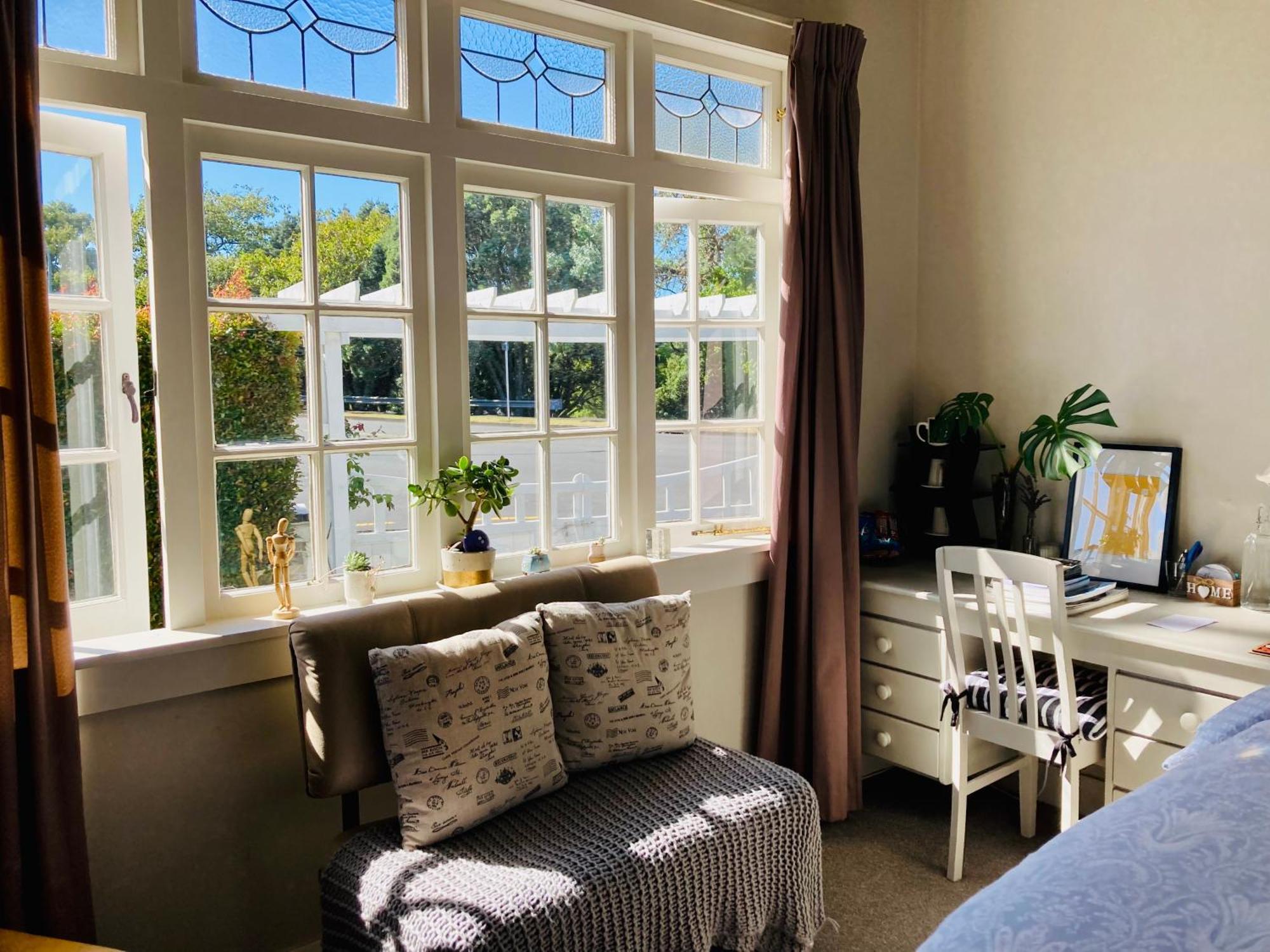 Spacious And Sunny Master Bedroom In A * Auckland