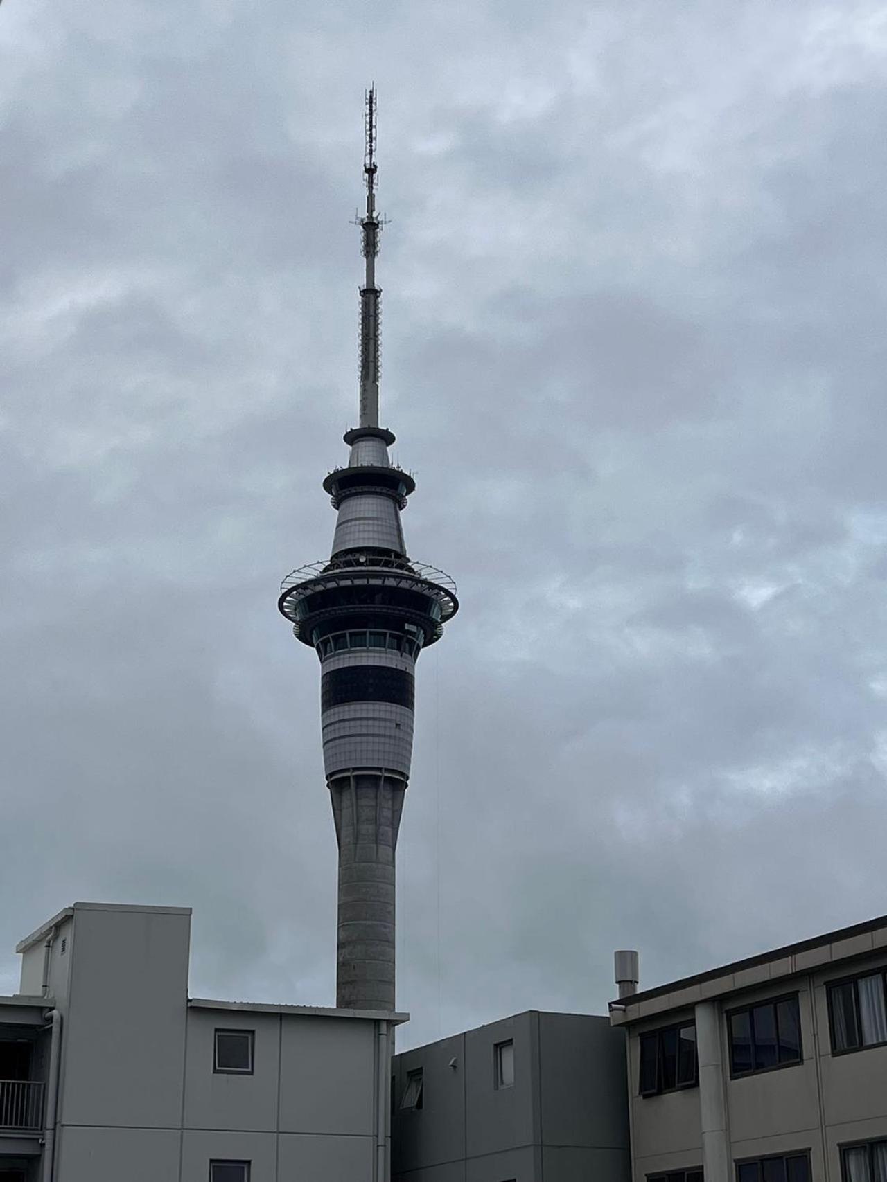 Cbd Spacious 2 Bedrooms *