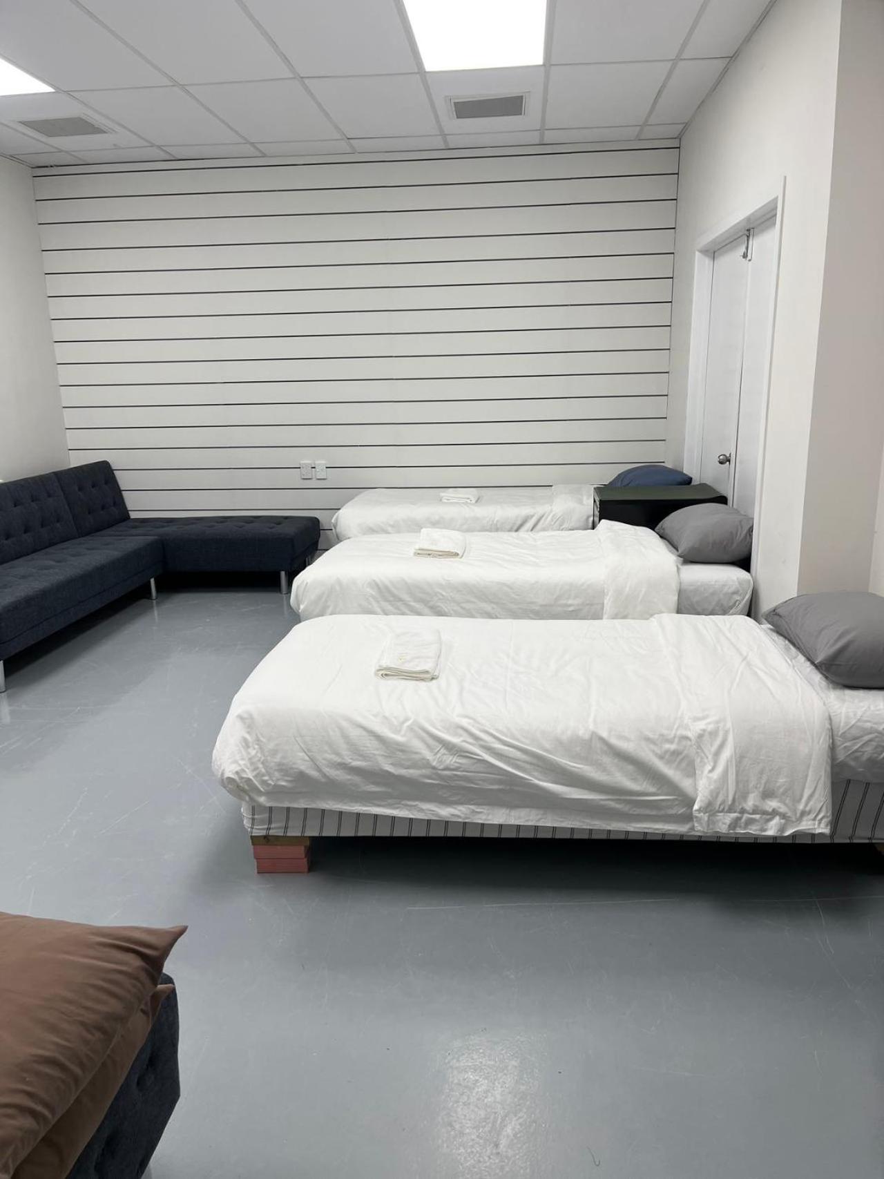 3 Single Bed And 2 Double Sofa Beds Serviced Studio, 7 Auckland