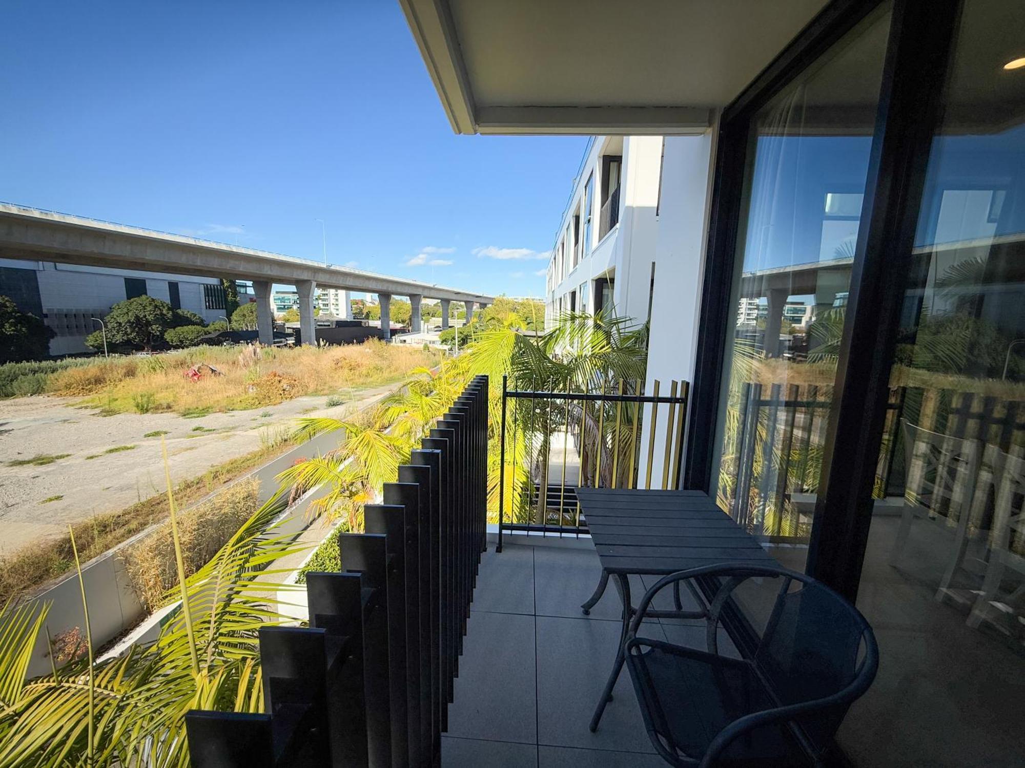 Epsom Retreat 2b With Balcony Free Parking Apartment