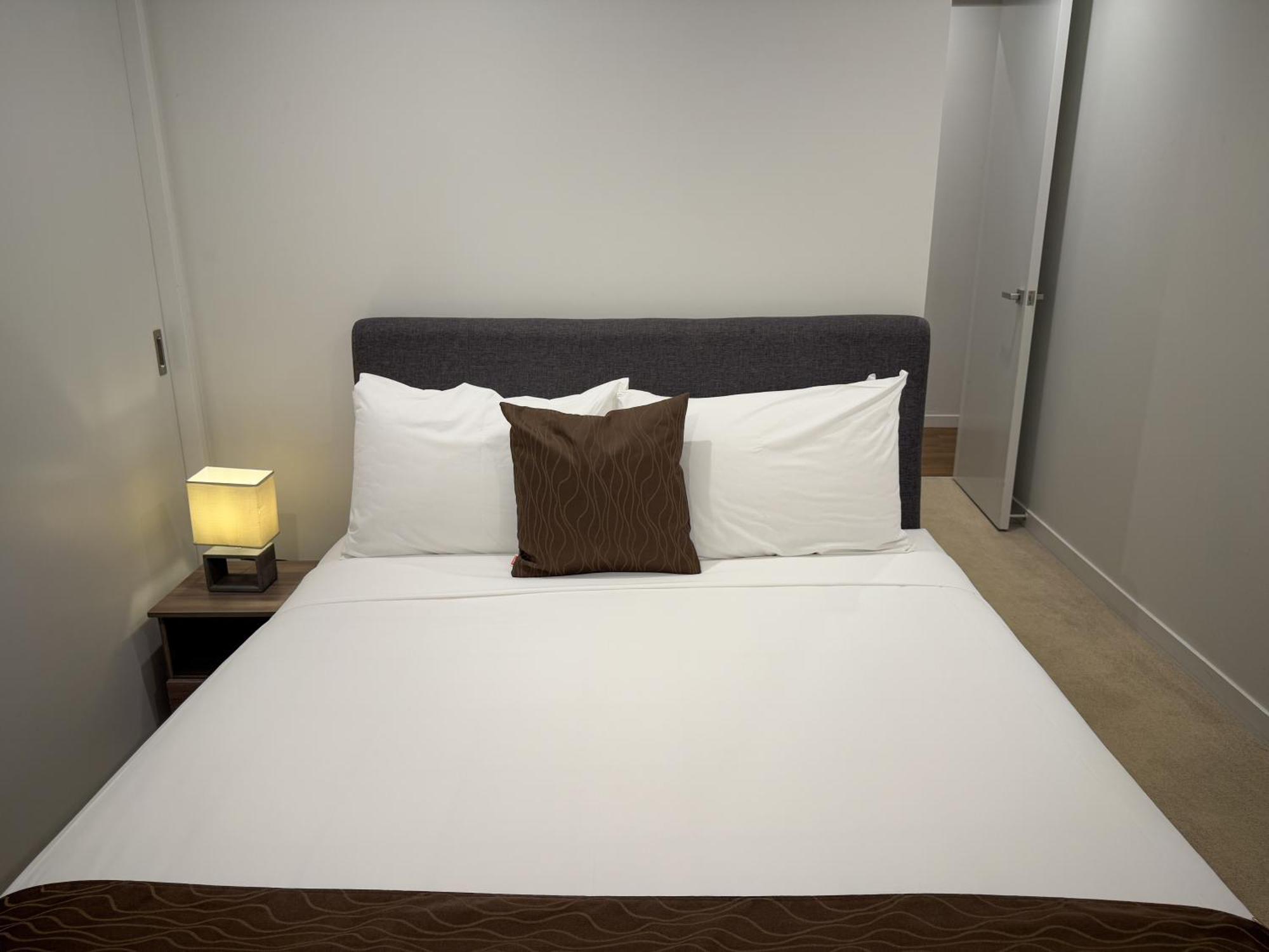 Apartment Epsom Retreat 2b With Balcony Free Parking *