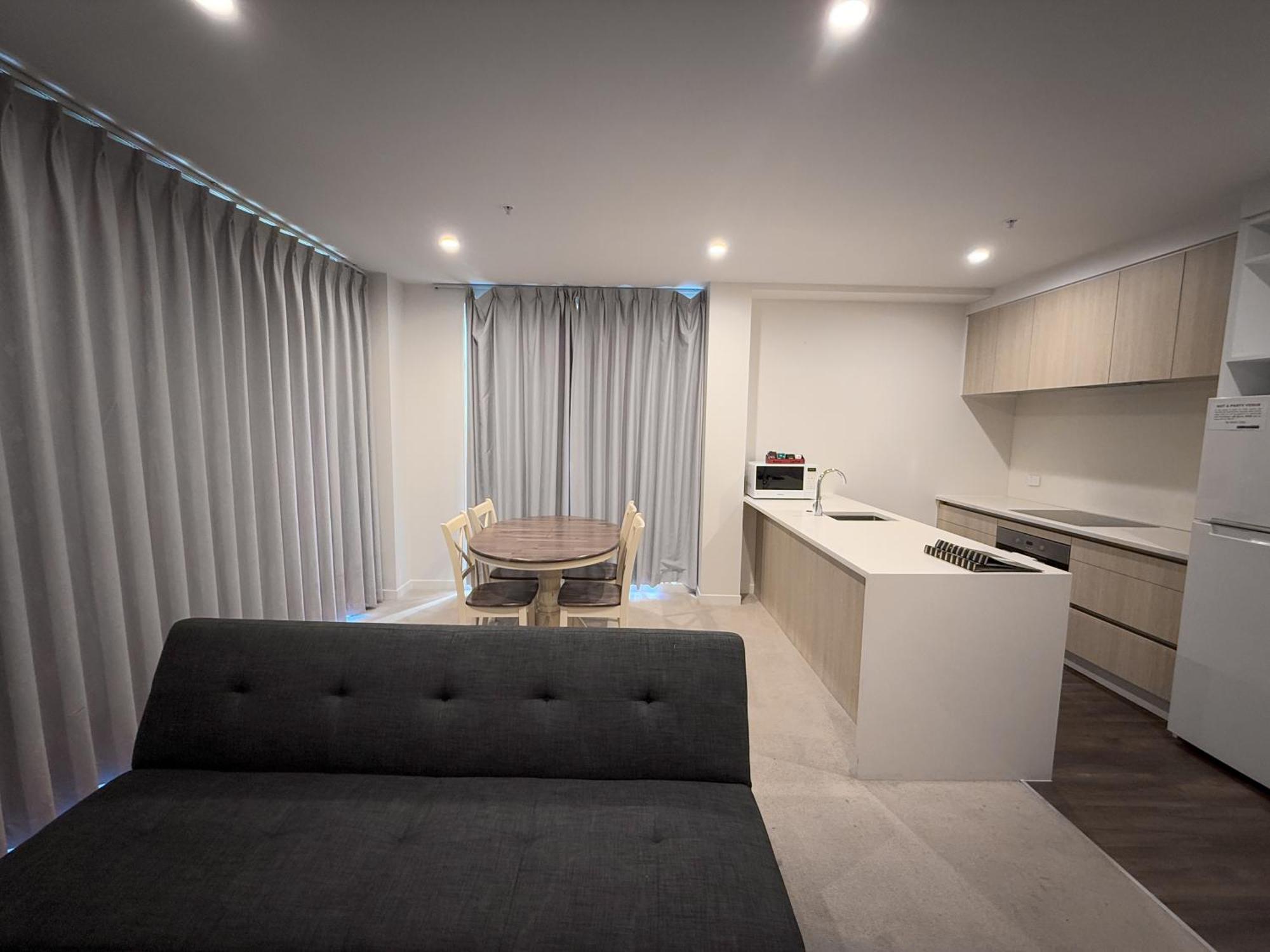 Epsom Retreat 2b With Balcony Free Parking