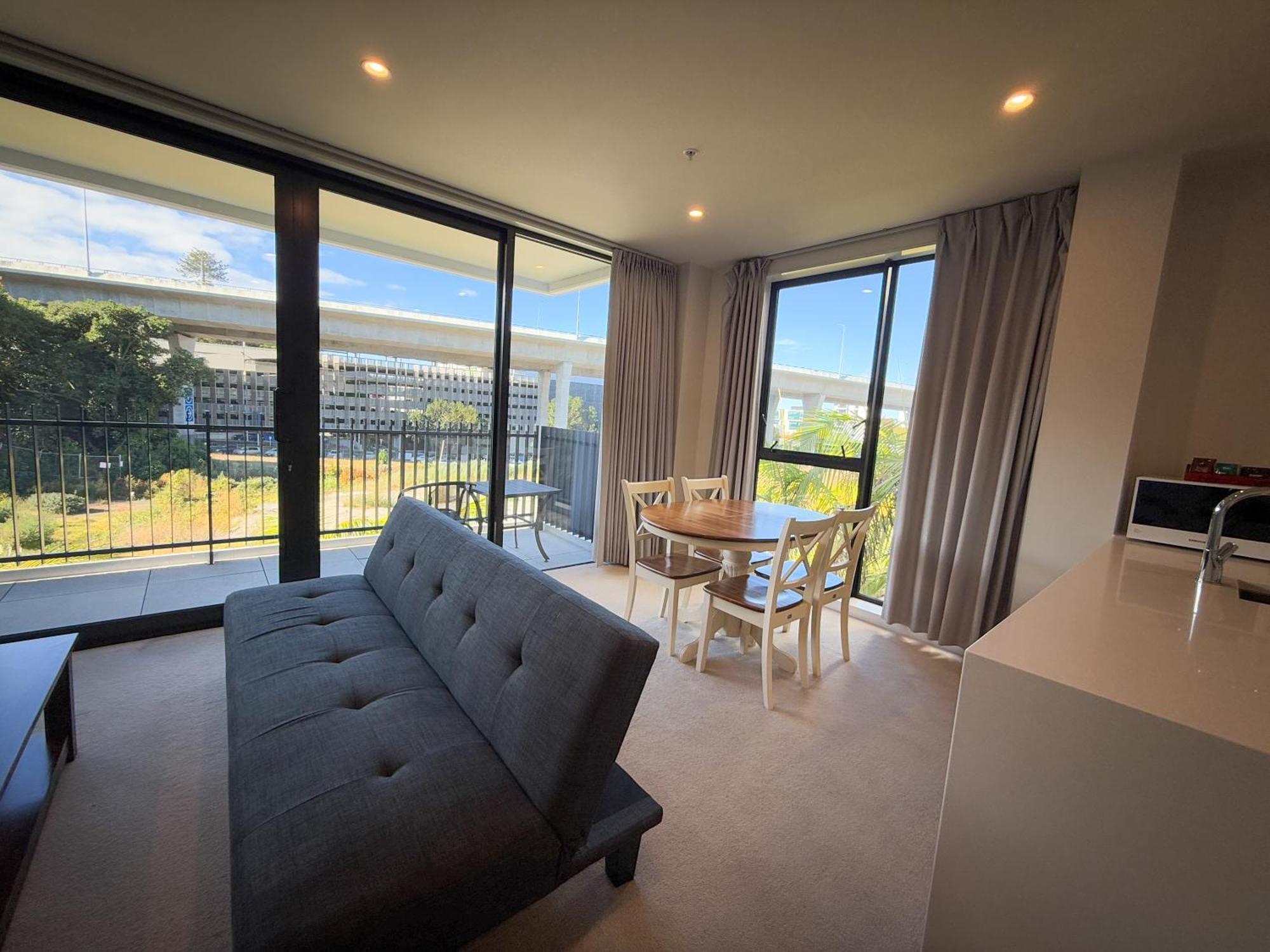 Epsom Retreat 2b With Balcony Free Parking Apartment