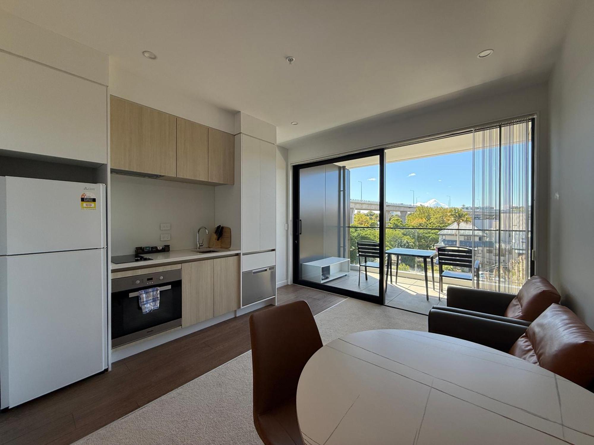 Apartment Epsom Retreat 2b With Balcony Free Parking *