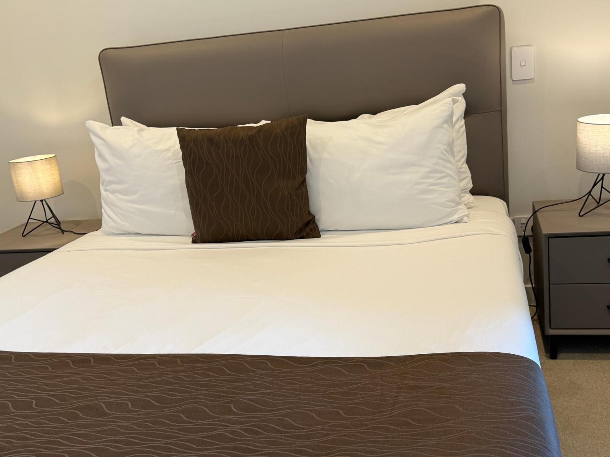 Epsom Retreat 2b With Balcony Free Parking