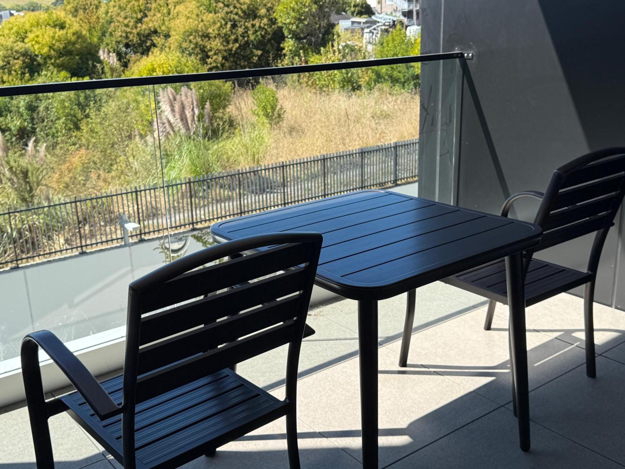 Epsom Retreat 2b With Balcony Free Parking Apartment