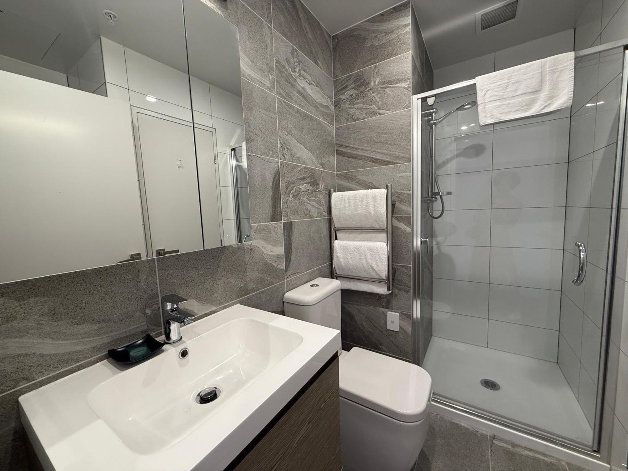 Epsom Retreat 2b With Balcony Free Parking