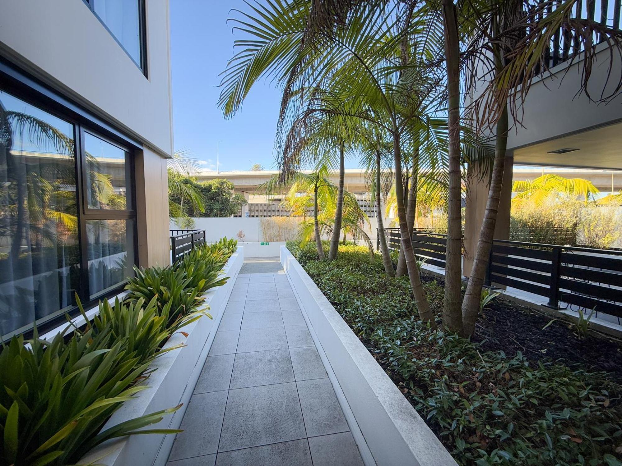 Epsom Retreat 2b With Balcony Free Parking Apartment *