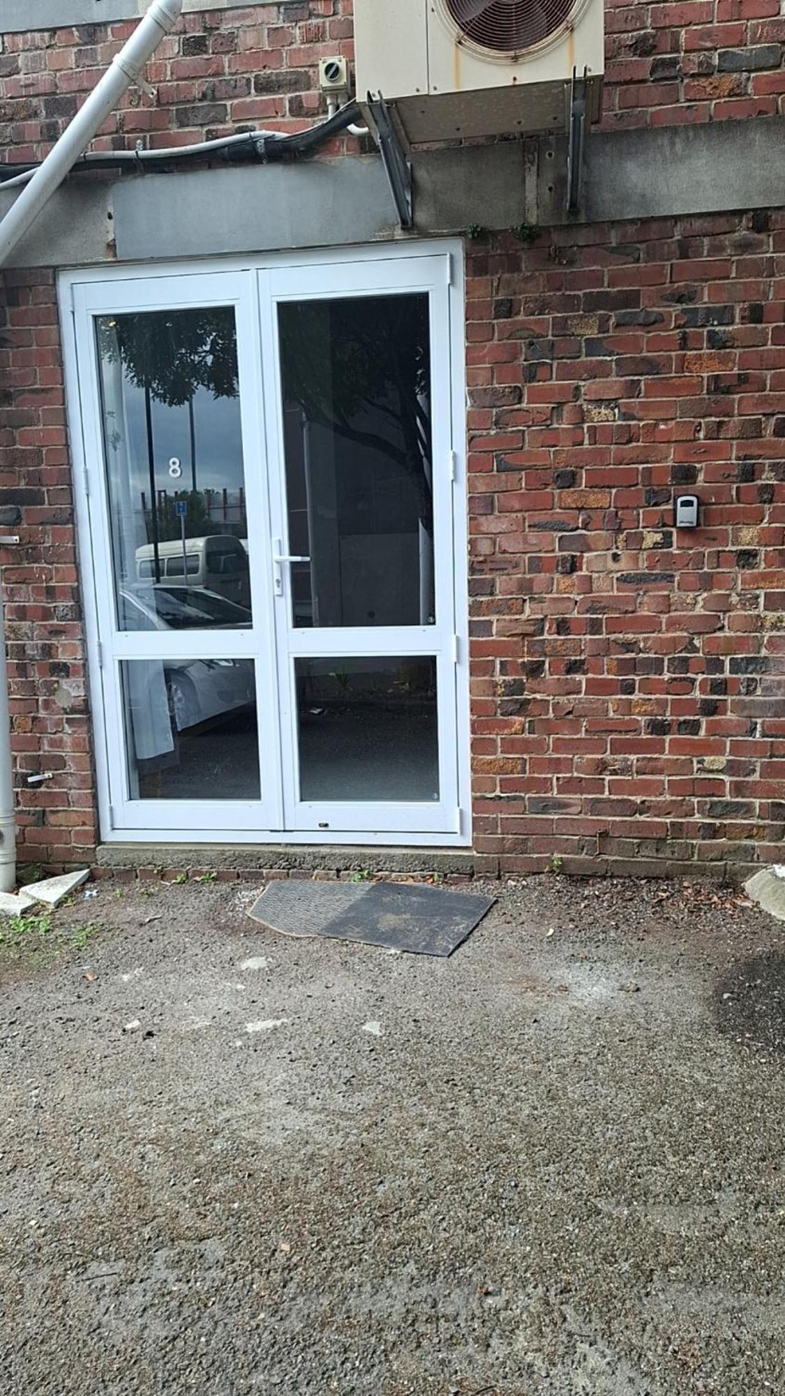 Apartment 7 Beds Including 2 Double Beds, 3 Single Beds, 2 Sofa Beds Serviced Studio, 8