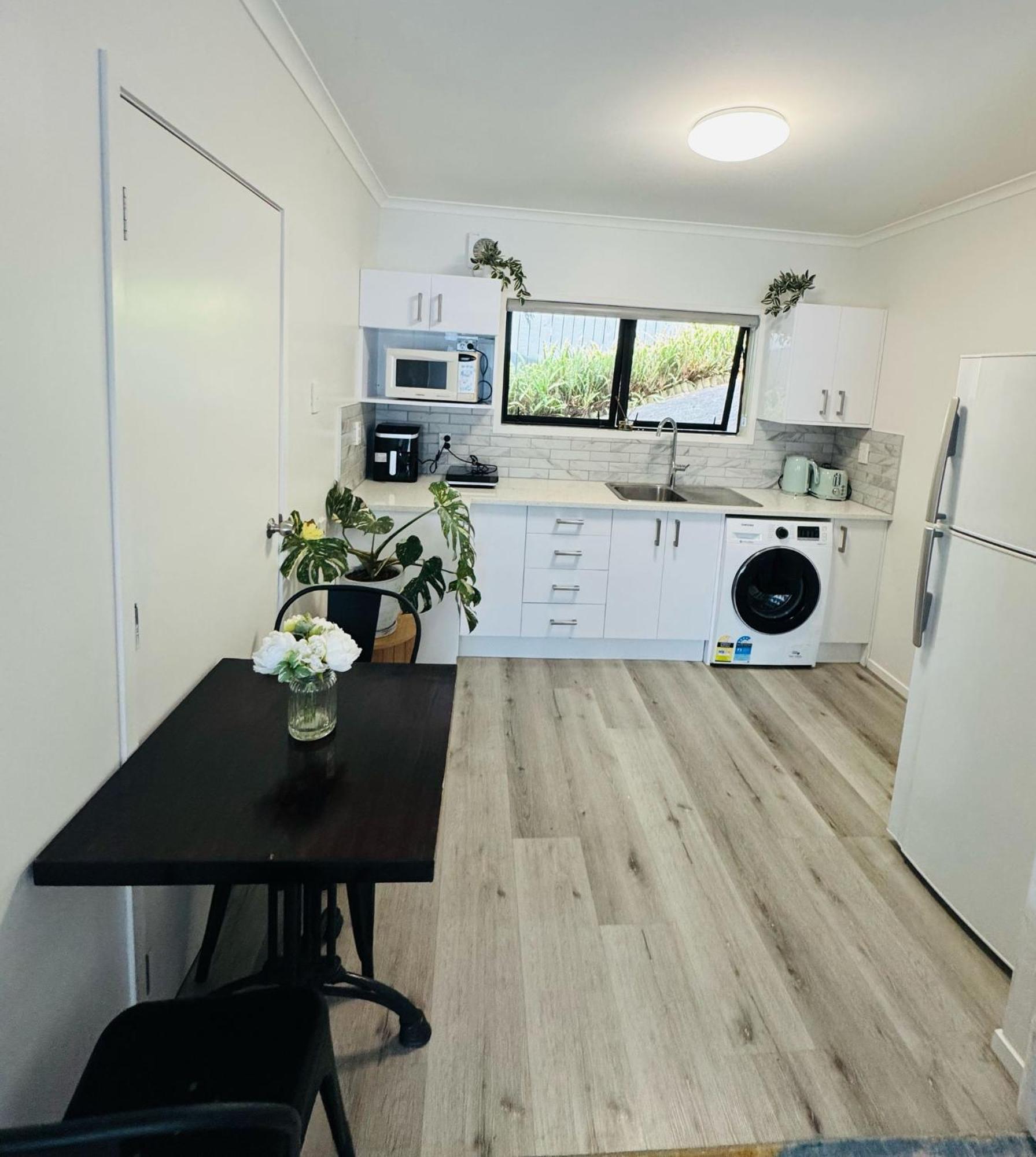 Apartment Waterfront Unit Near Airport