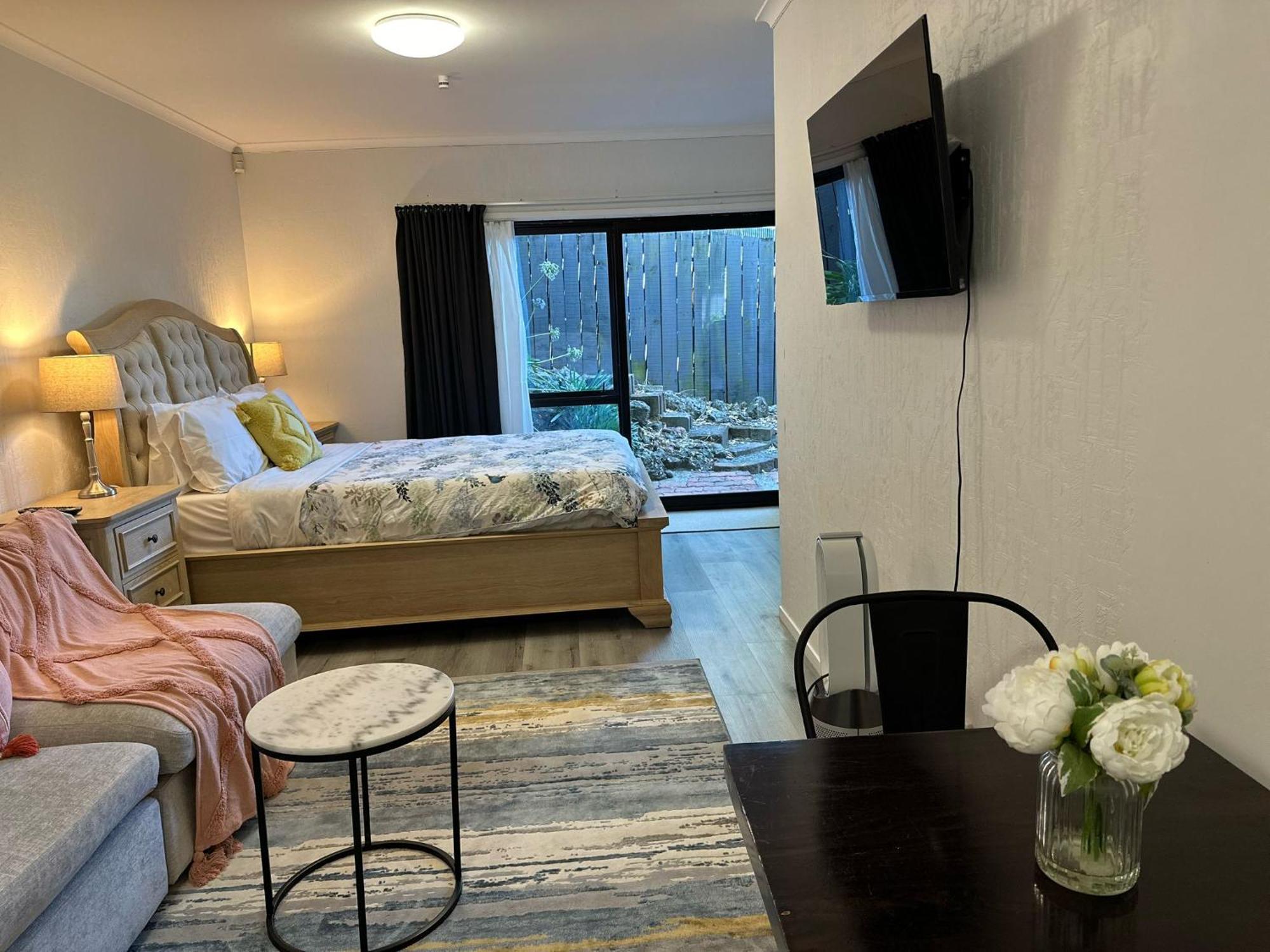 Waterfront Unit Near Airport * Auckland